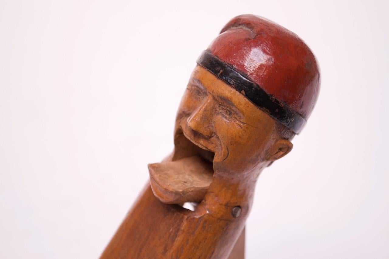 Casse-noisette figuratif scandinave du début du 20e siècle, sculpté et peint à la main en vente 5