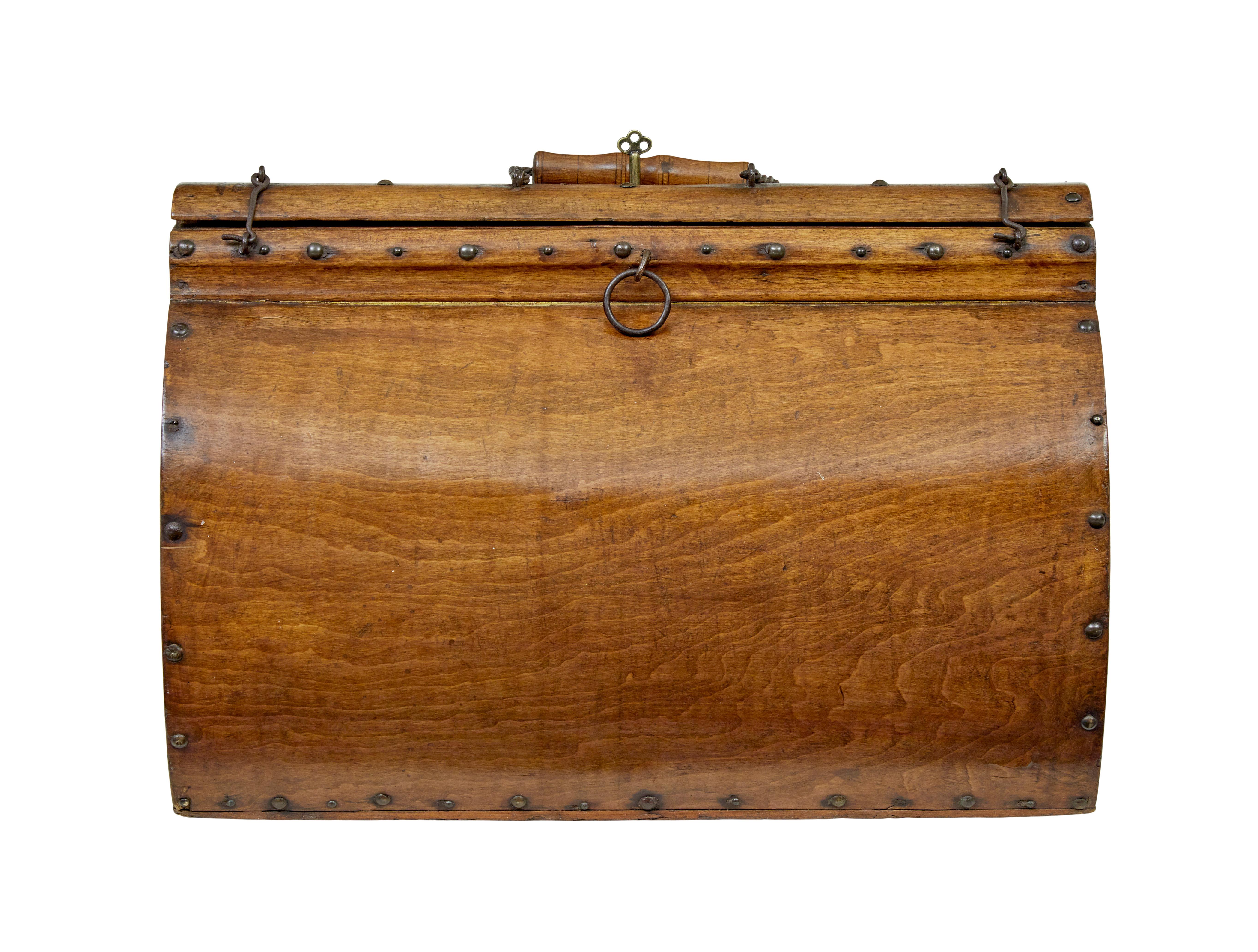 Skandinavische Arzttasche aus Holz aus dem frühen 20. Jahrhundert, um 1920.

Qualitativ hochwertige Neuheit mit praktischem Nutzen.  Hergestellt aus geformtem Buchenholz und in Form einer Arzttasche.

Originale Farbe und Patina. Gedrehter Griff mit