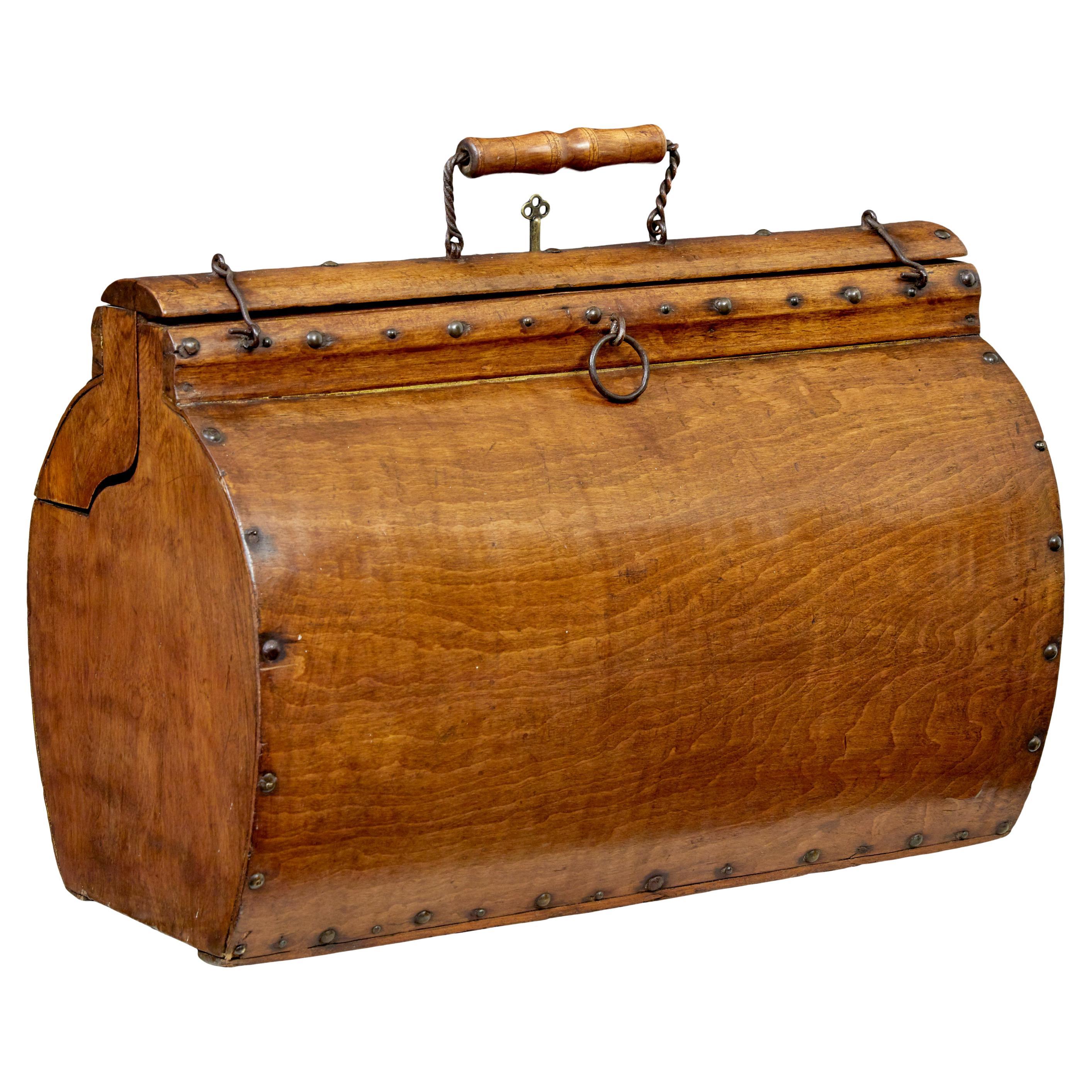 Skandinavische doctors Bag aus Holz des frühen 20. Jahrhunderts im Angebot