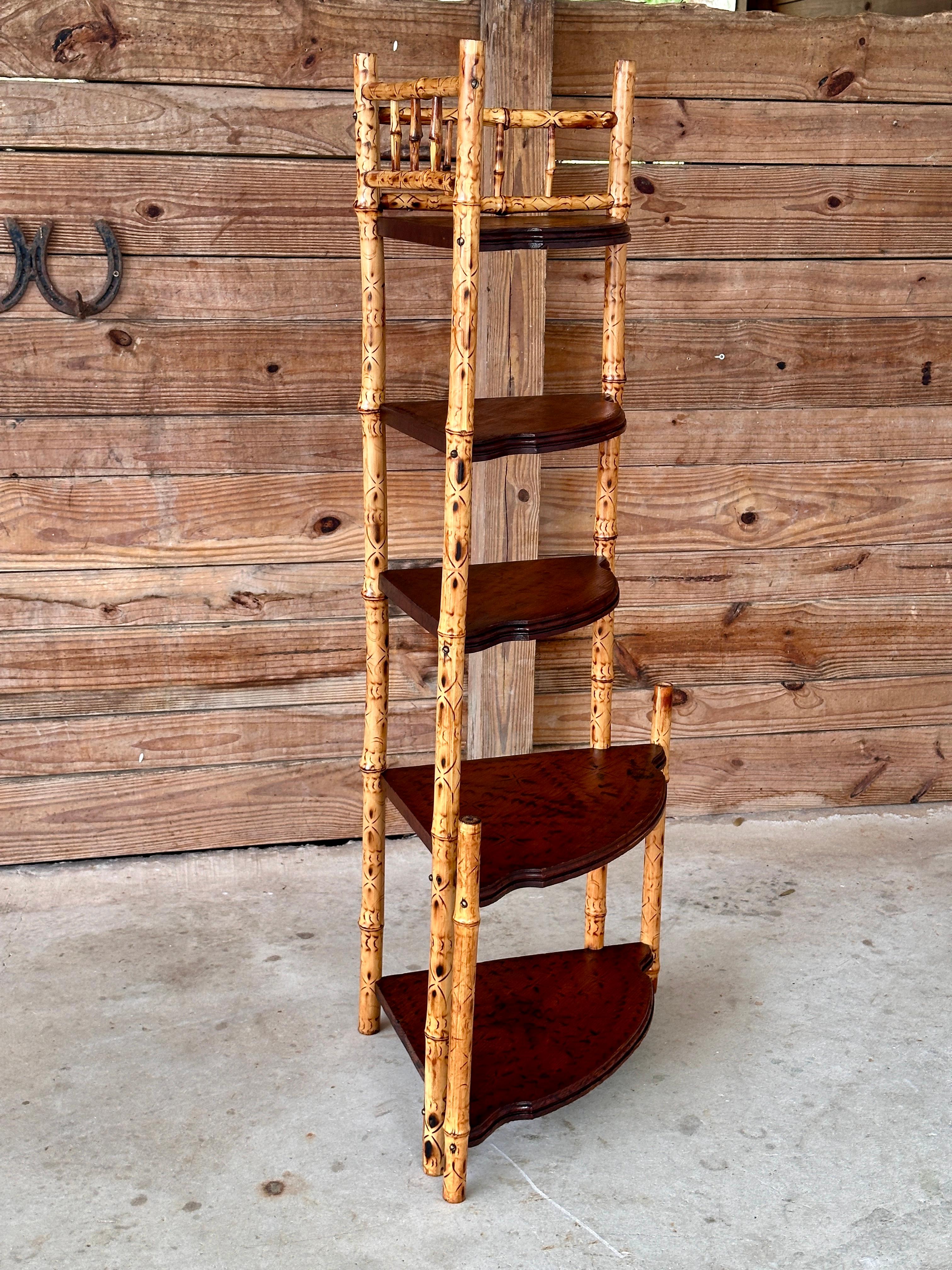 Etagere a ripiani angolari in bambù bruciato dei primi del Novecento in vendita 5