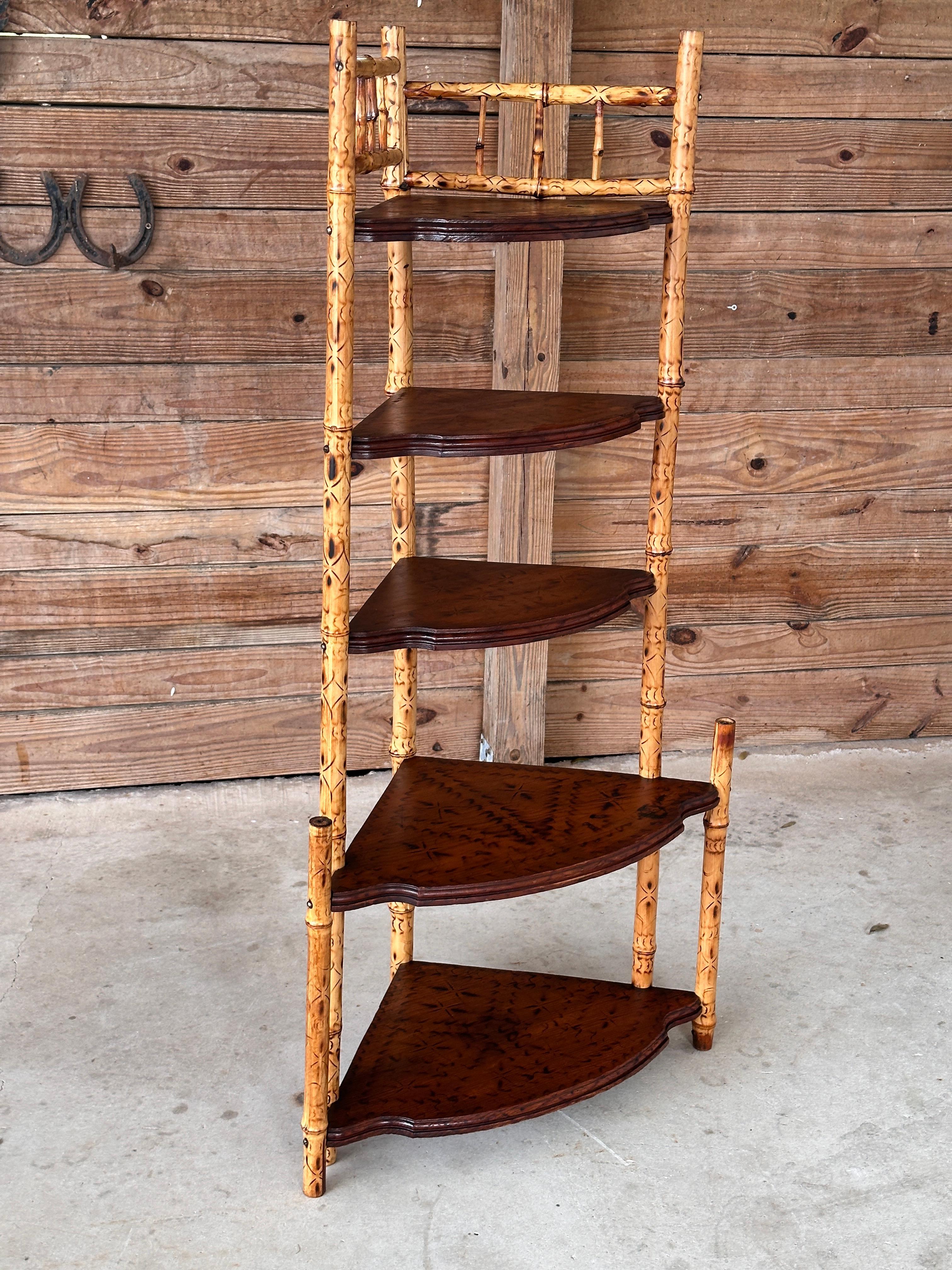Organico moderno Etagere a ripiani angolari in bambù bruciato dei primi del Novecento in vendita
