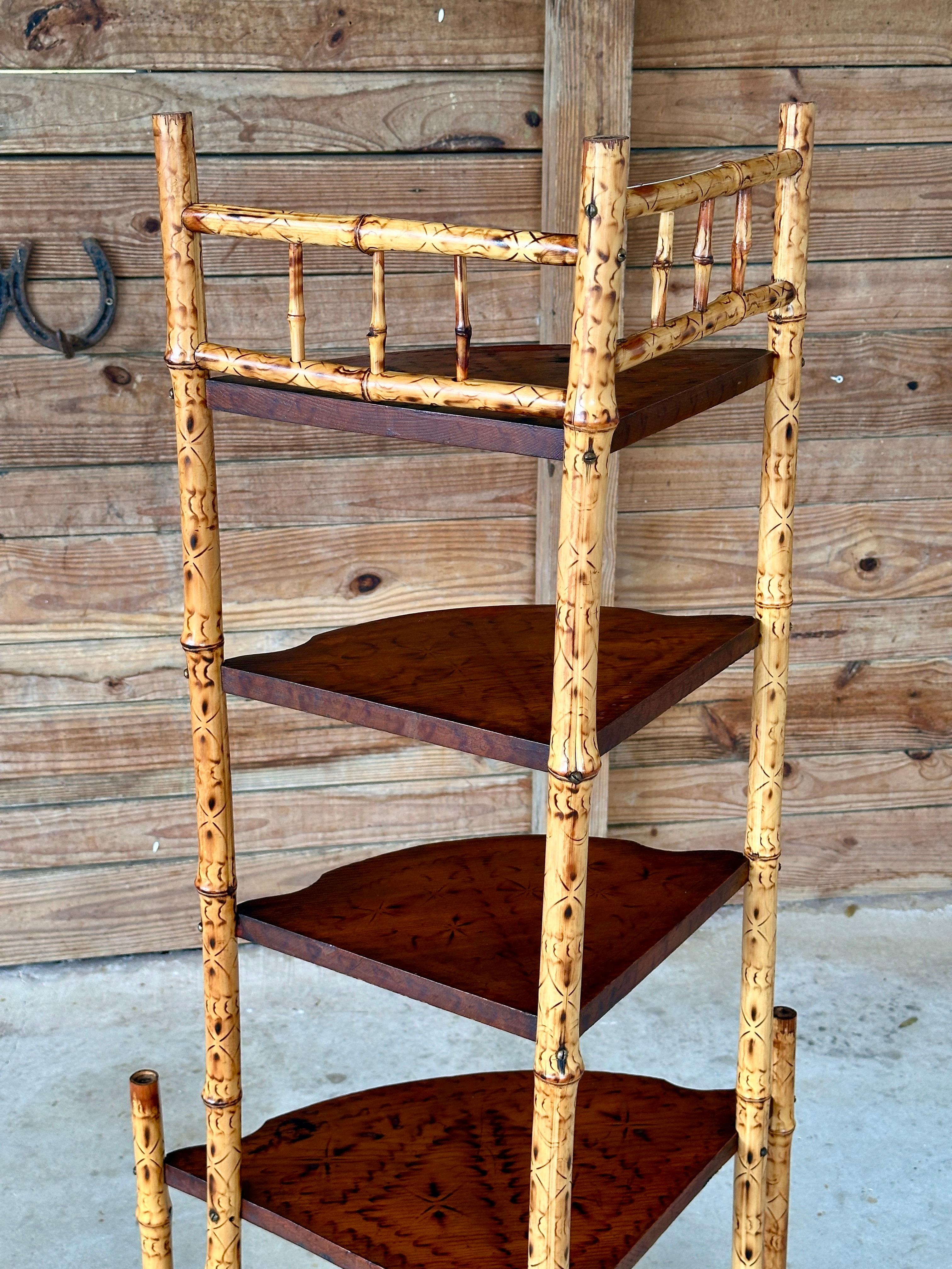 Bambù Etagere a ripiani angolari in bambù bruciato dei primi del Novecento in vendita
