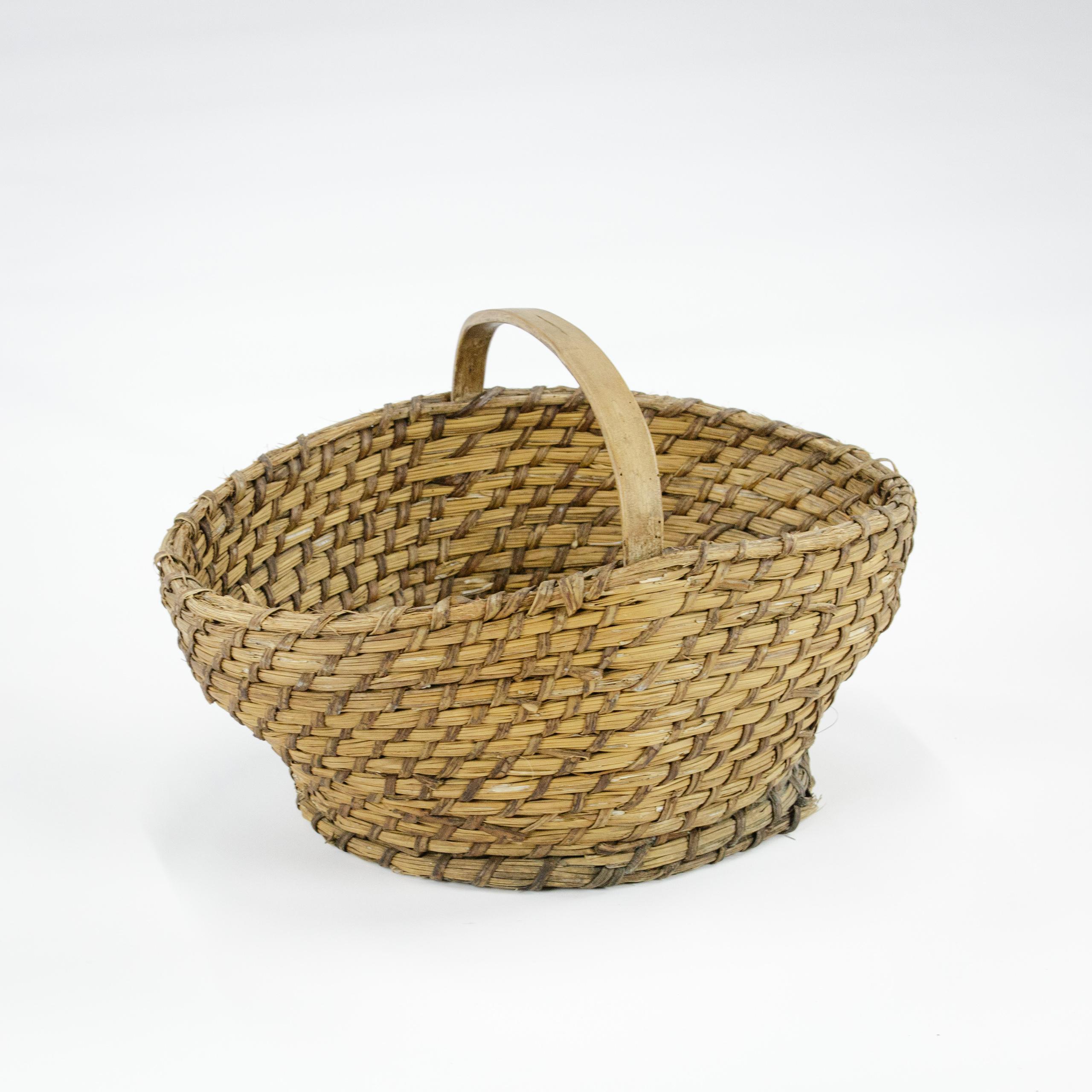 Early 20th Century Scottish Orkney or Islands Foraging Basket In Distressed Condition In Pease pottage, West Sussex