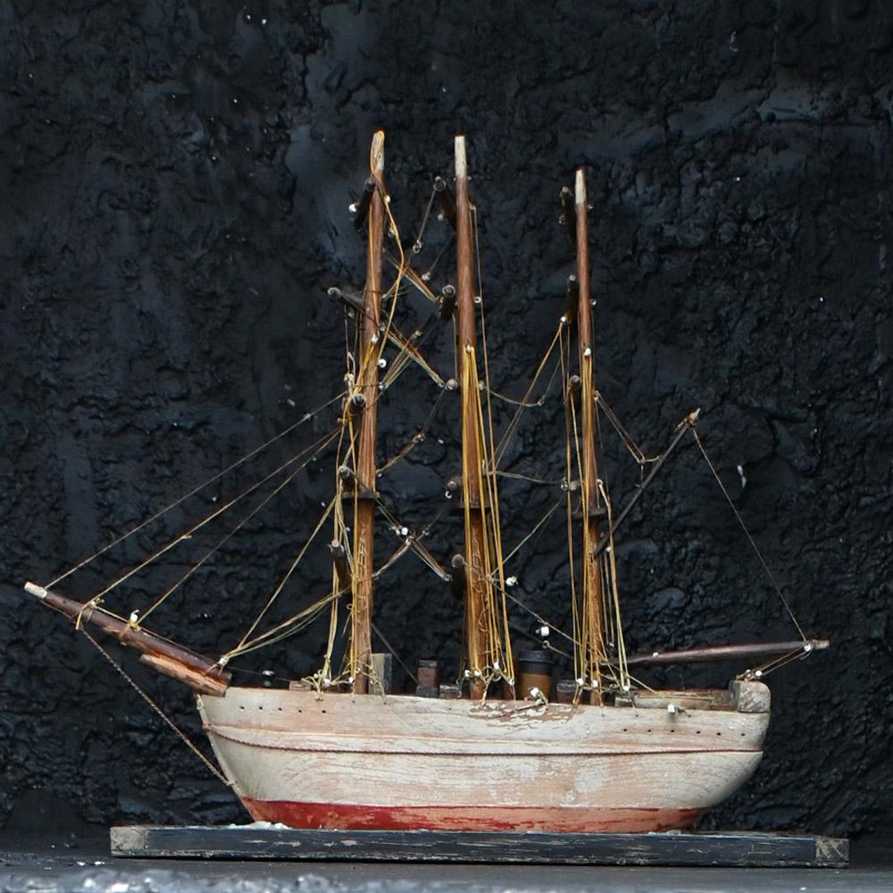 Modèle de bateau du début du 20e siècle construit à l'aide de techniques artisanales

La pièce repose sur un effet de mer peint à la main au gesso, qui est encadré par une base en pin ébonisé. Il s'agit d'un charmant exemple de maquette de bateau