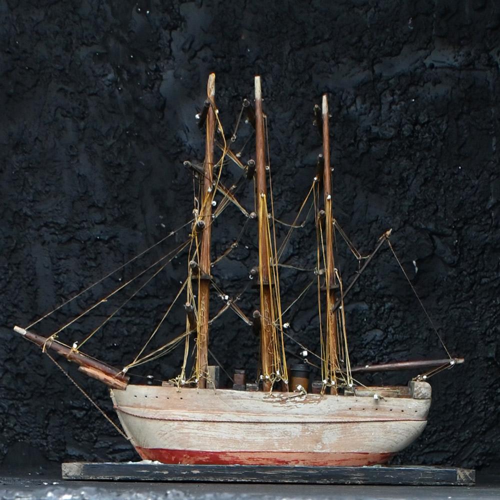Modello di nave folk-art dei primi del Novecento costruito con il graffio

Si trova su una base in gesso dipinta a mano con effetto mare, incorniciata da una base in pino ebanizzato. Si tratta di un affascinante esempio di modello navale di arte