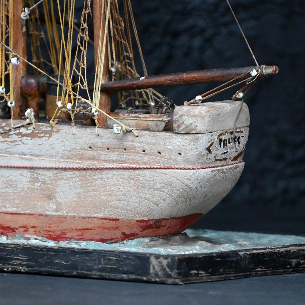 Sculpté à la main Modèle de bateau du début du 20e siècle construit à l'aide de techniques artisanales en vente