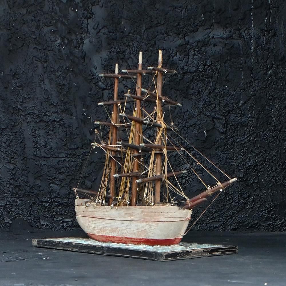 Inizio XX secolo Modello di nave folk-art dei primi del Novecento costruito con il graffio in vendita