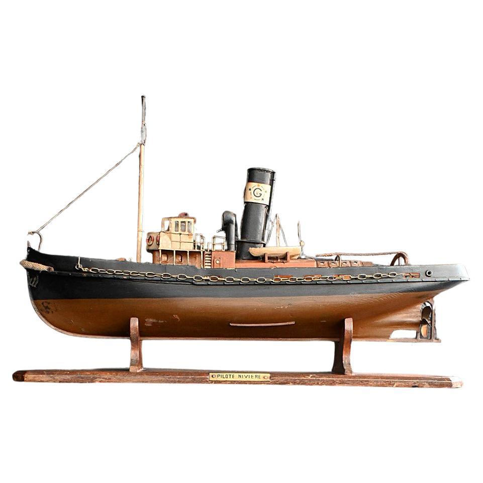 Modèle de bateau du début du 20e siècle construit à la main