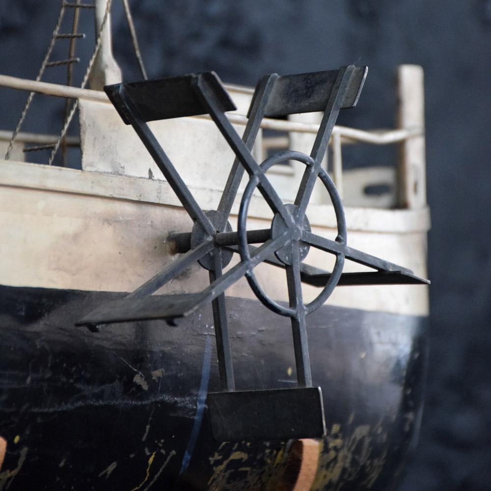 Modèle de bateau à aubes anglais du début du 20e siècle construit en scratch
Un objet magnifique, fabriqué à partir d'objets trouvés et composé principalement de sections de laiton et de cuivre. Une construction du début du 20e siècle, probablement