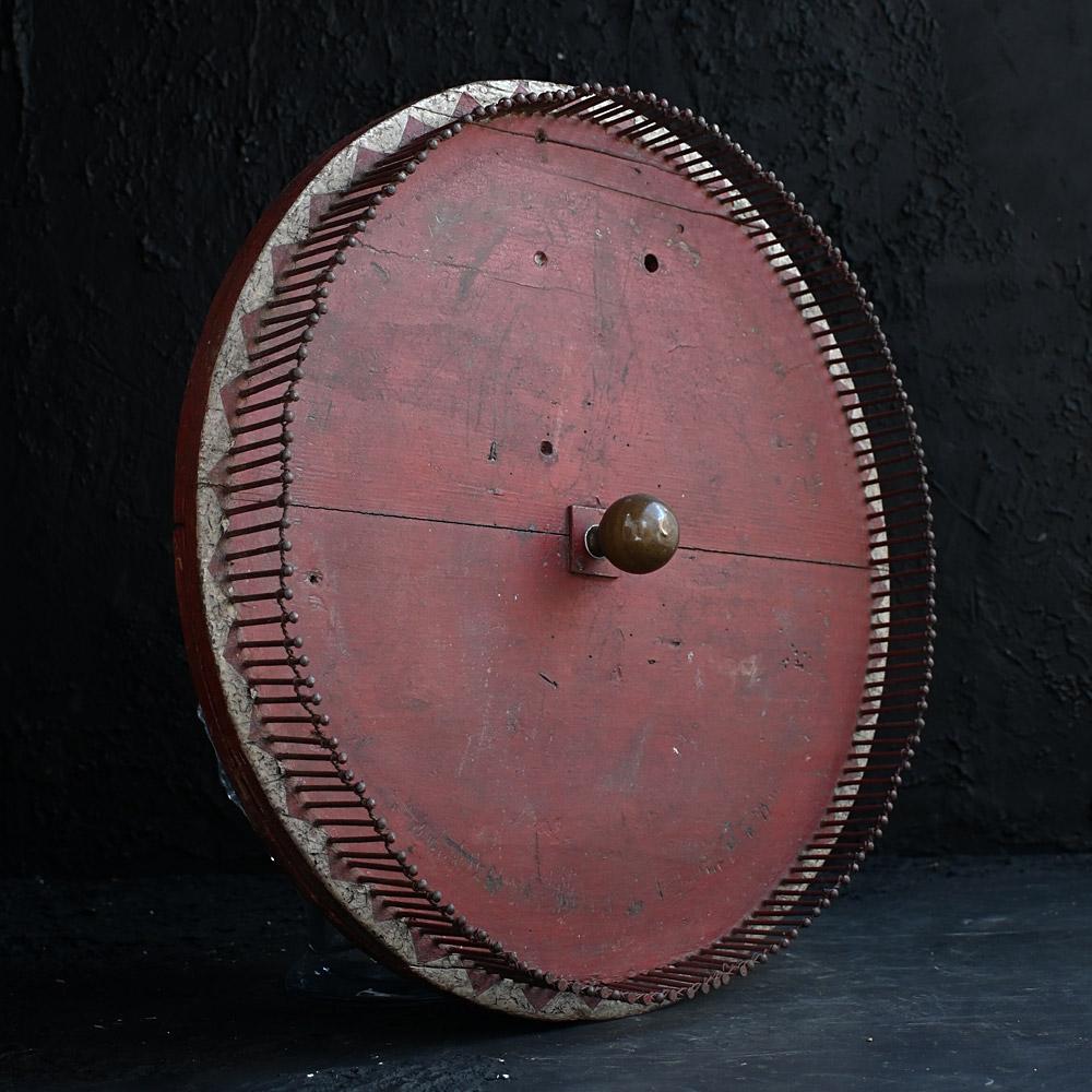 Selbstgebautes Jahrmarkt-Roulette-Rad aus dem frühen 20.
Ein einzigartiges Beispiel für ein selbstgebautes Jahrmarkt-Roulette-Rad aus dem frühen 20. Mit einem zentralen gewichteten Messingnagel und gealterten, dicken Metallgussnägeln für den äußeren