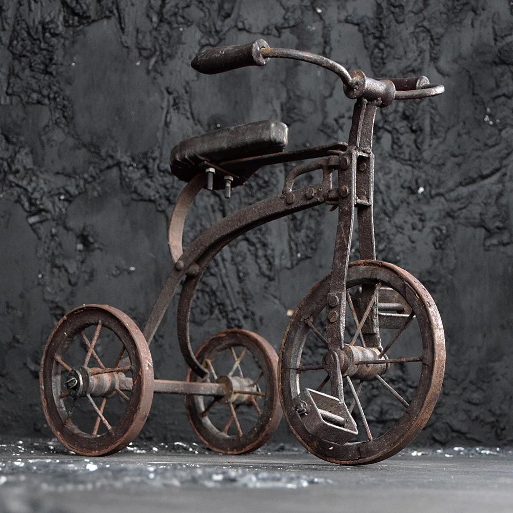 Dreirad-Modell aus dem frühen 20. Jahrhundert mit Kratzern.

Ein bezauberndes Beispiel für ein englisches, mit Kratzern gebautes Tricycle-Modell aus Volkskunst für Kinder. Gefertigt aus einem Metallrahmen, Holzrädern, Griffen und einem
