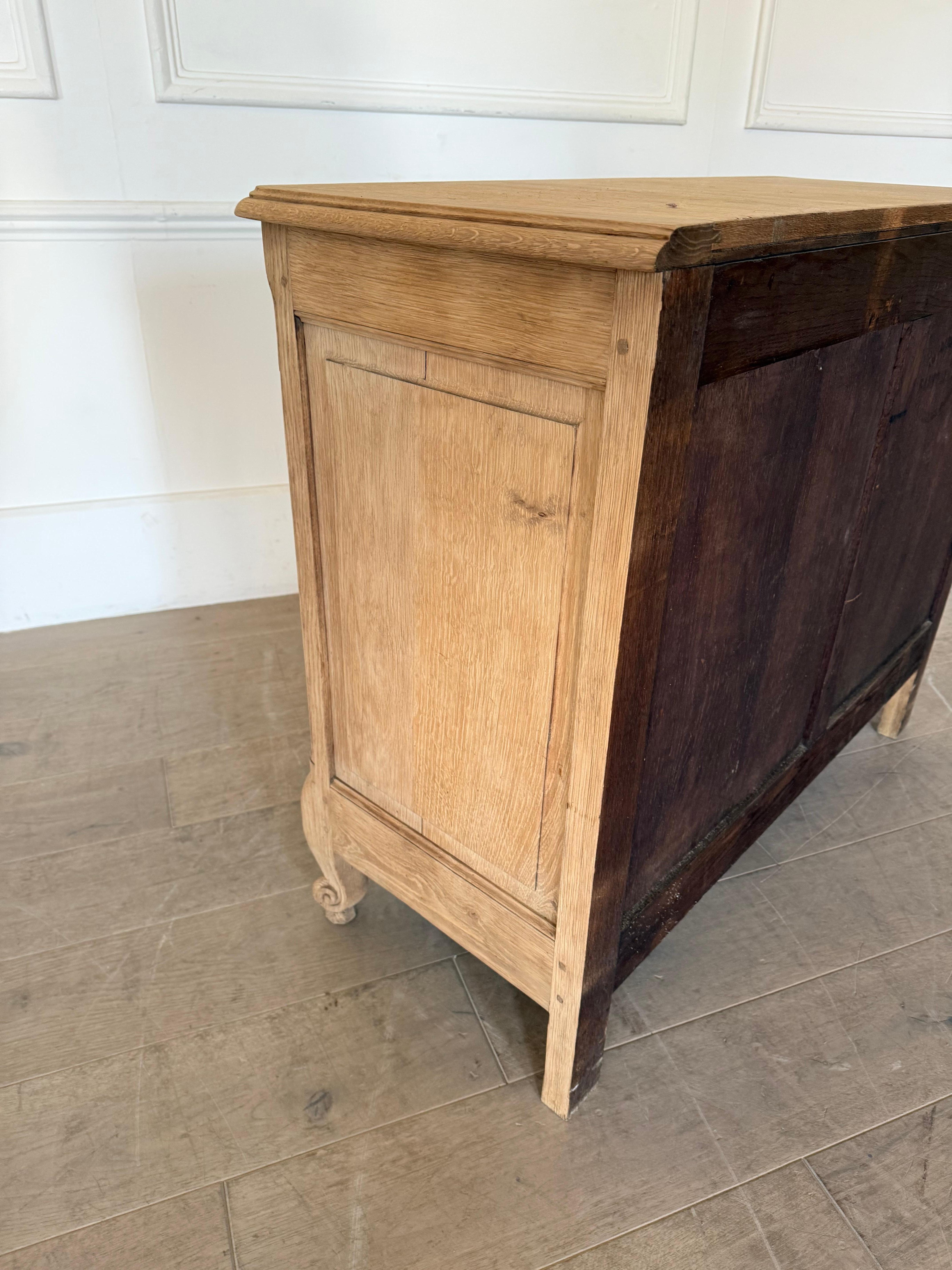 Cassettiera / commode in rovere strofinato dei primi del Novecento in vendita 4