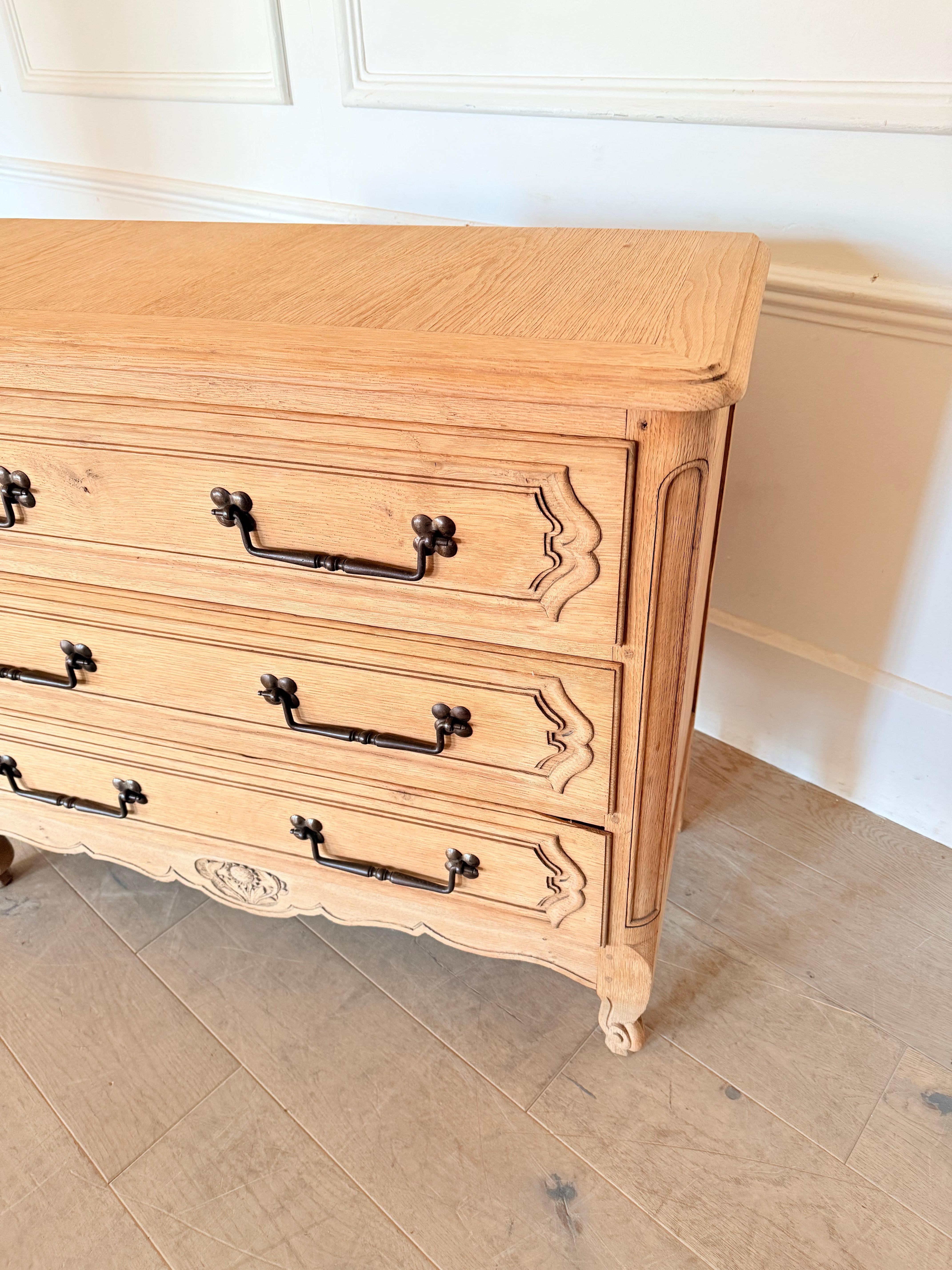 Luigi XVI Cassettiera / commode in rovere strofinato dei primi del Novecento in vendita
