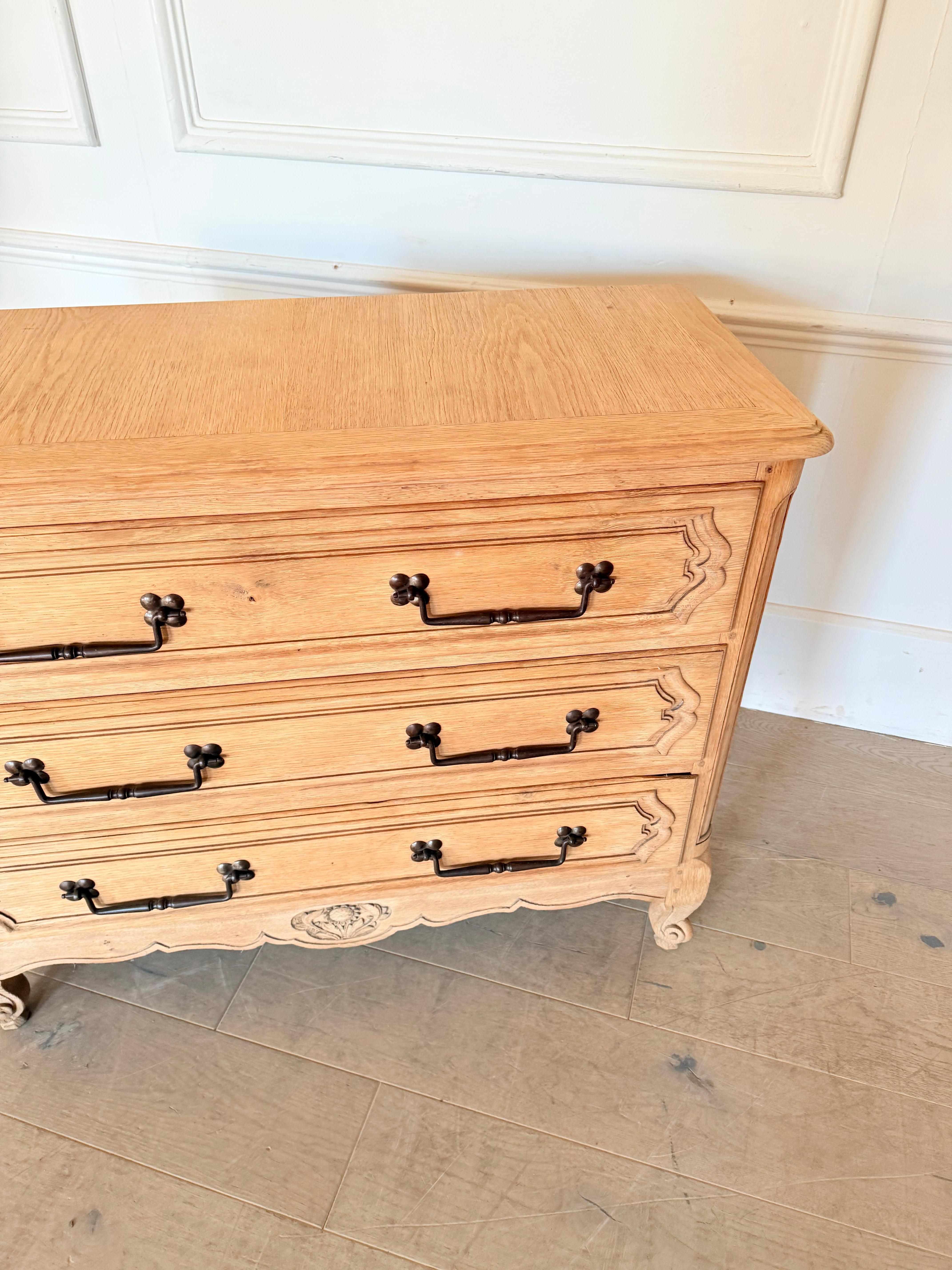 Cassettiera / commode in rovere strofinato dei primi del Novecento In condizioni buone in vendita a Budleigh Salterton, GB