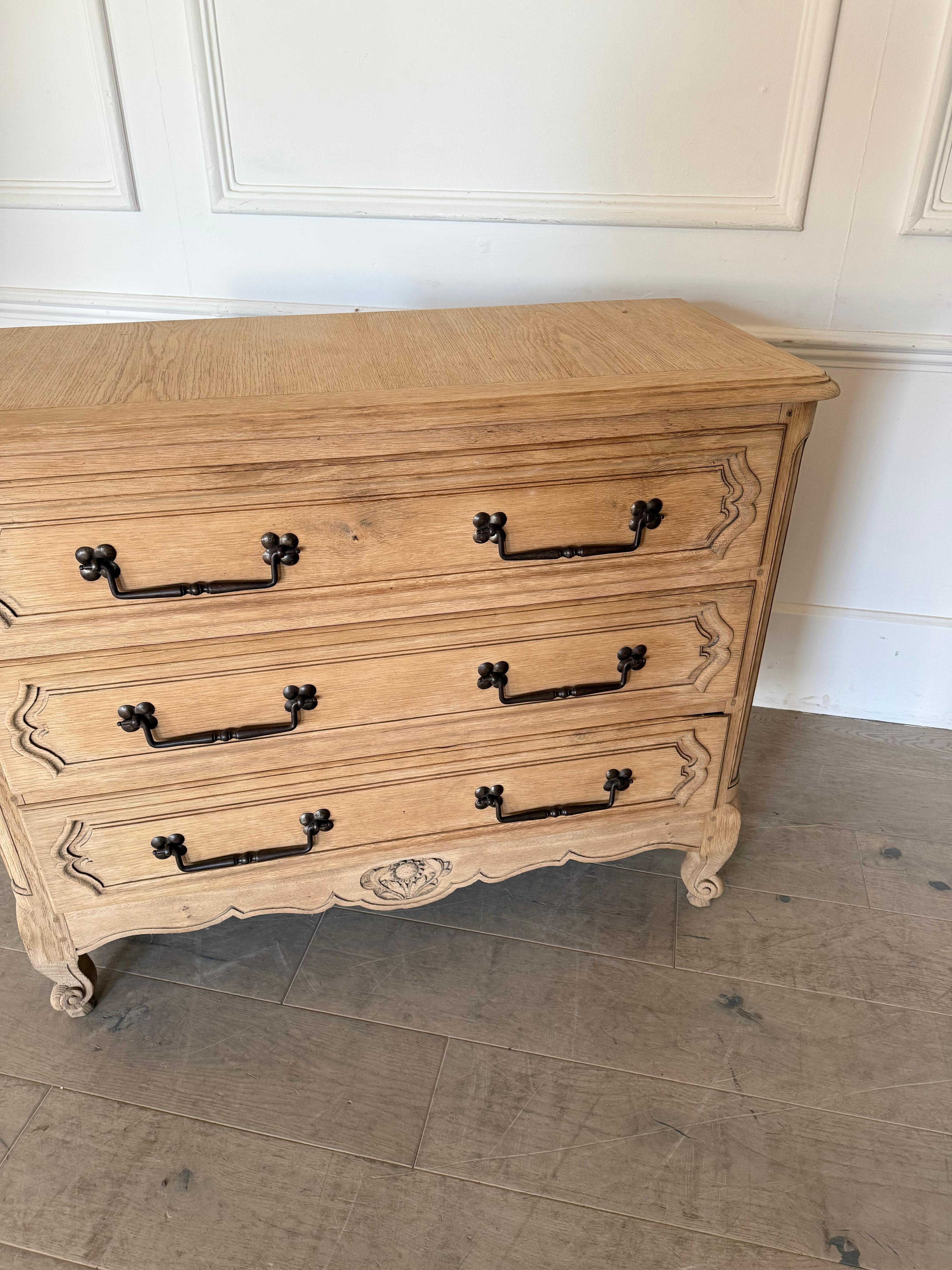 Inizio XX secolo Cassettiera / commode in rovere strofinato dei primi del Novecento in vendita