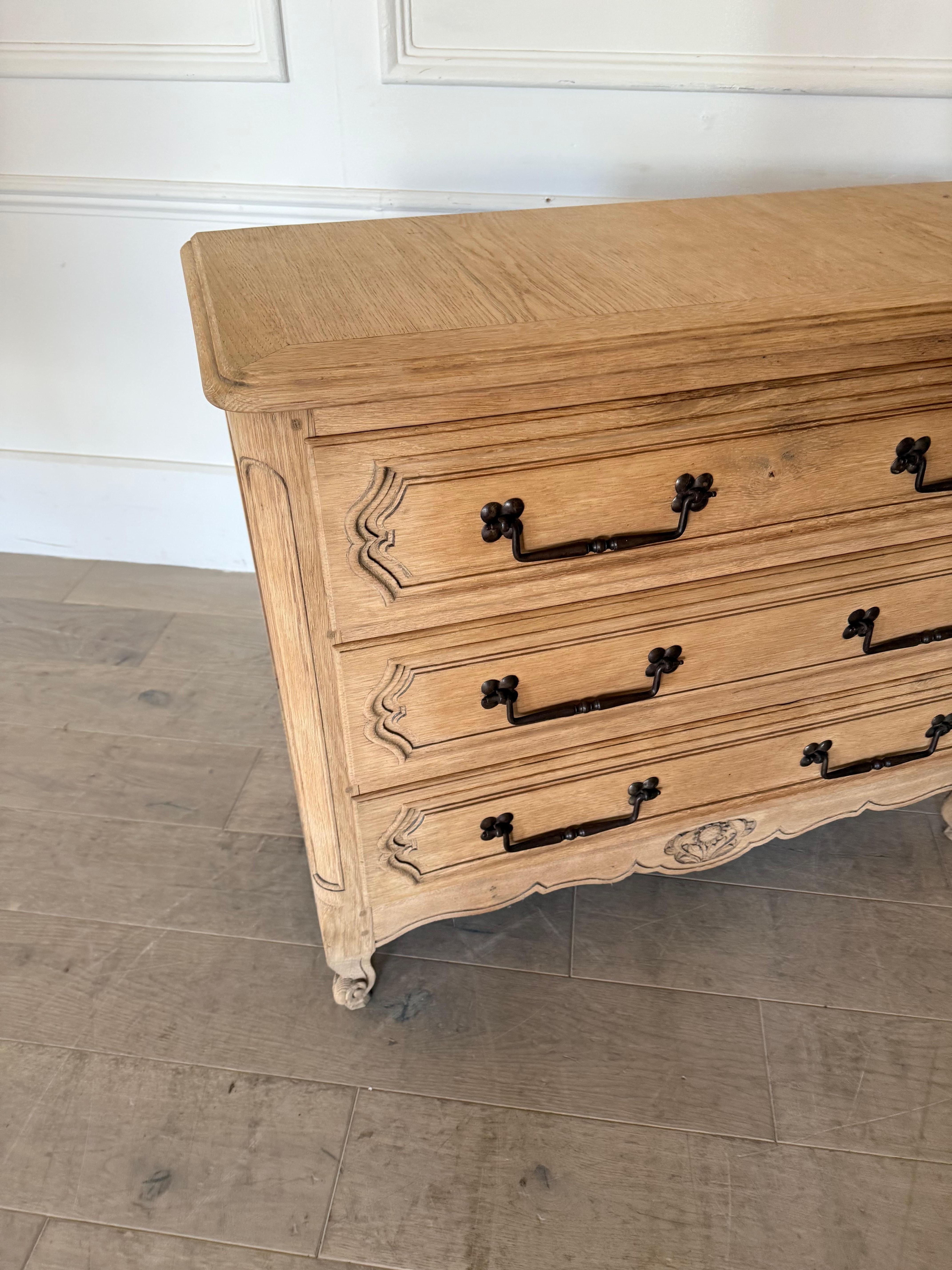 Quercia Cassettiera / commode in rovere strofinato dei primi del Novecento in vendita