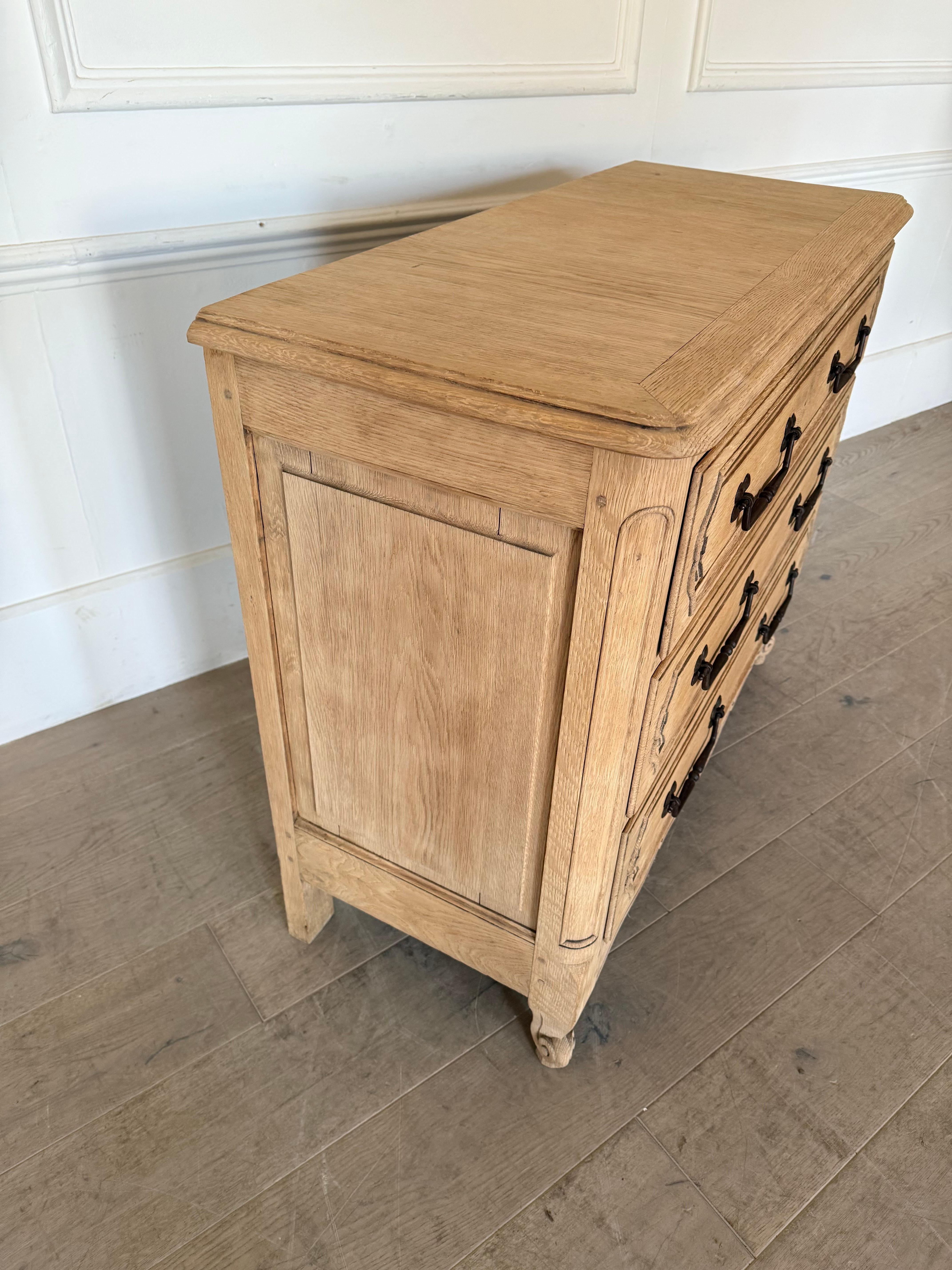 Cassettiera / commode in rovere strofinato dei primi del Novecento in vendita 1