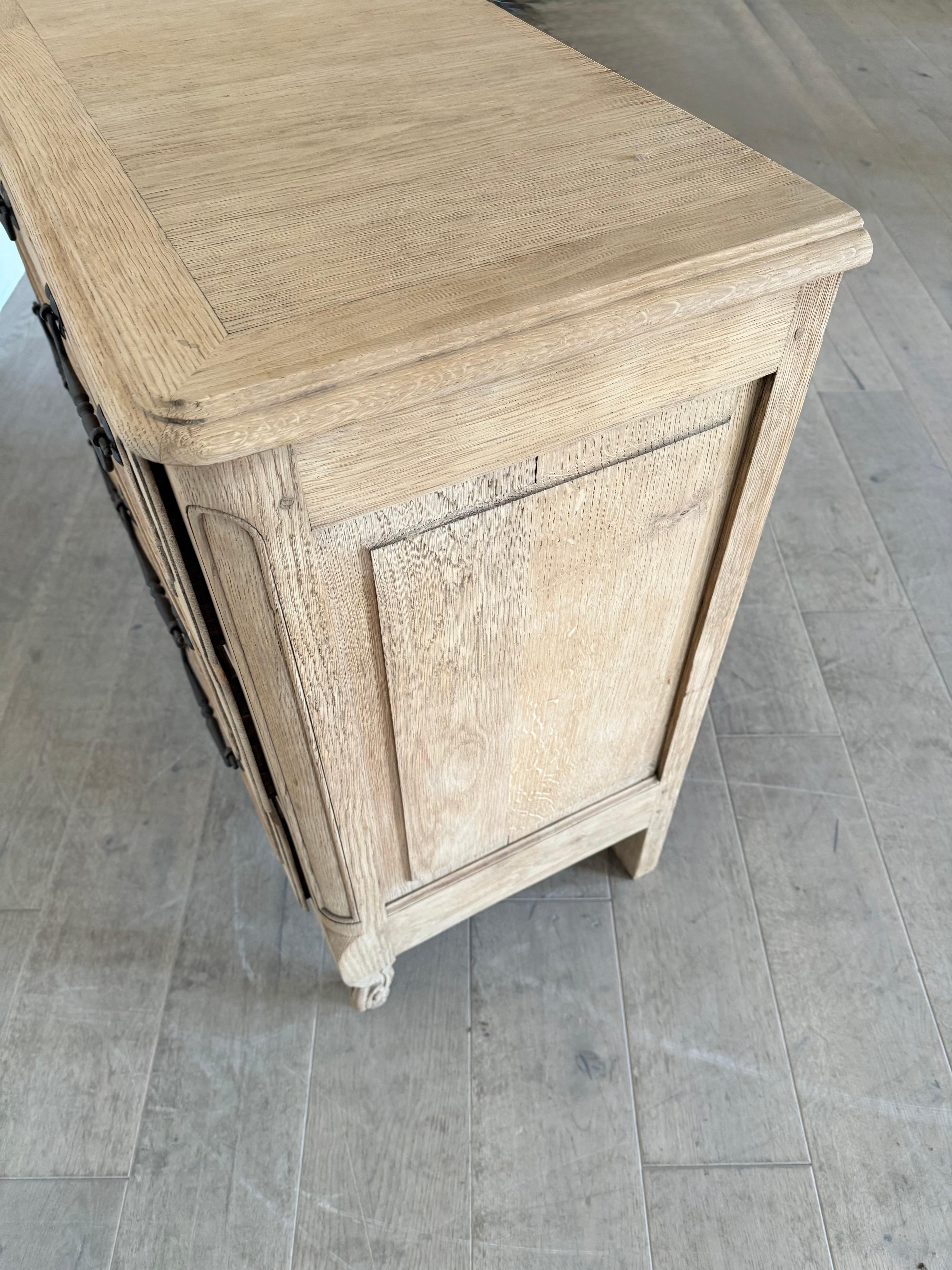 Cassettiera / commode in rovere strofinato dei primi del Novecento in vendita 2
