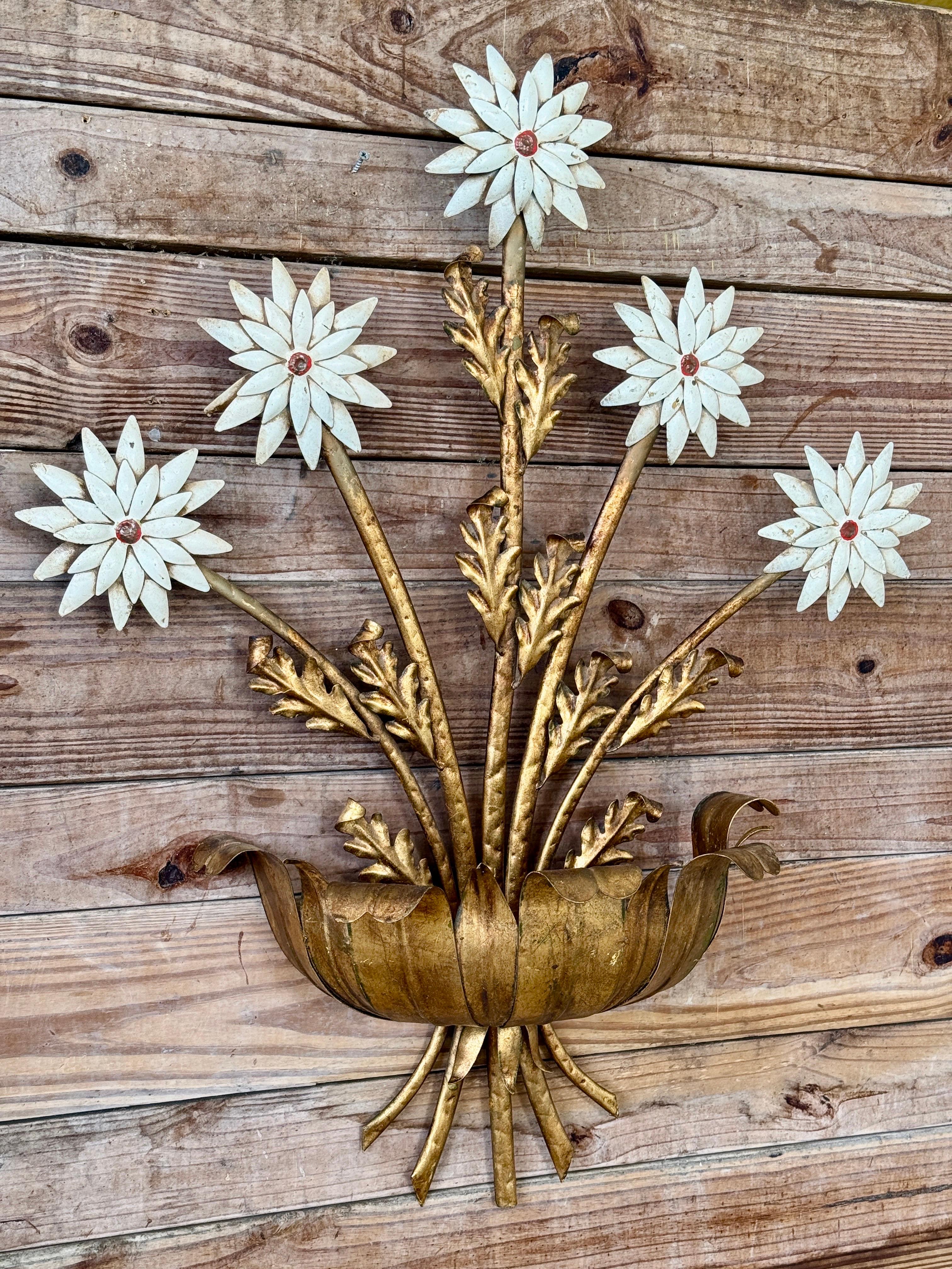 Début 20ème siècle Sculptural Italian Regency Tole Gilt Wall Sconce Wall Objects en vente 7