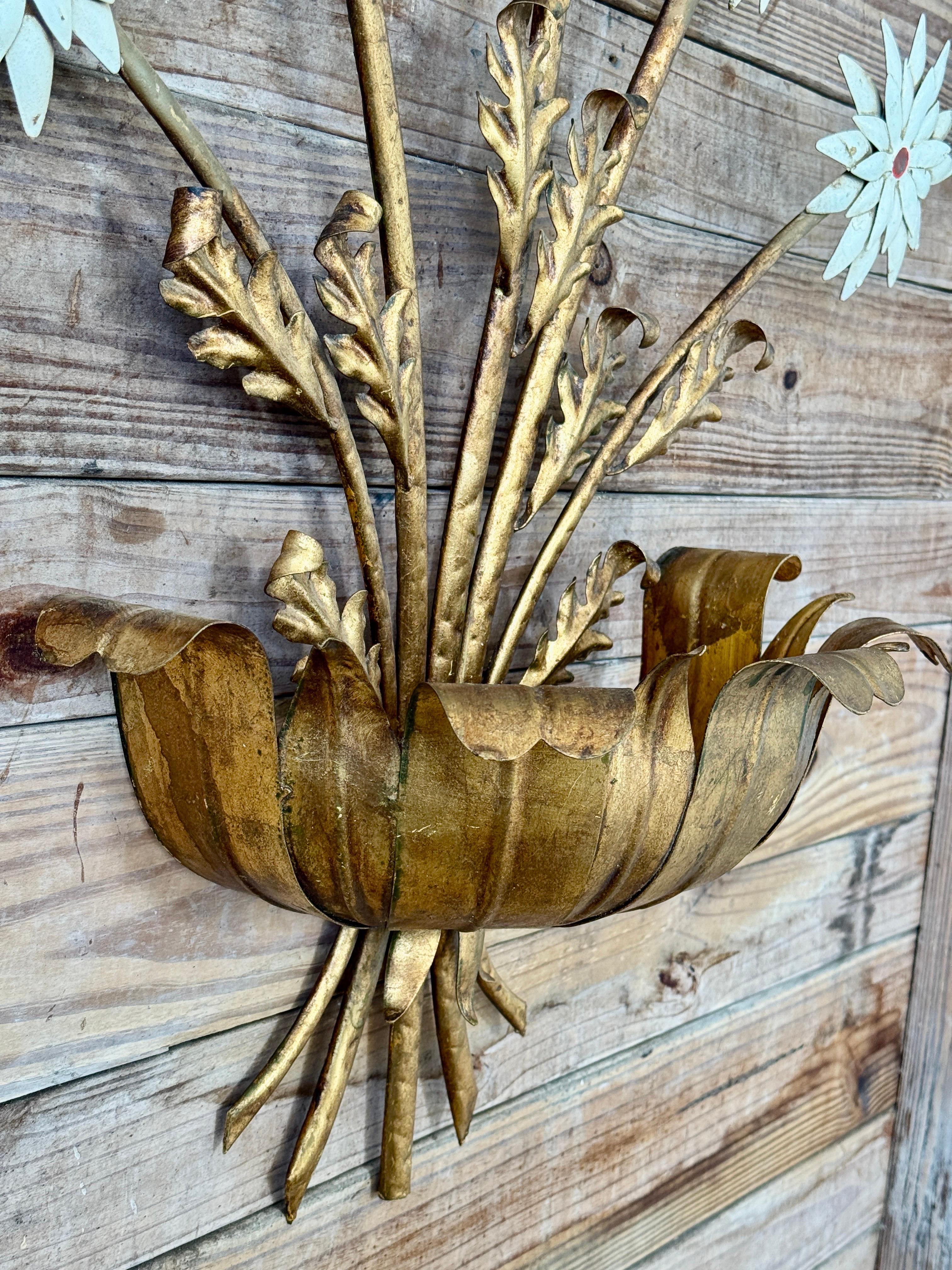 20ième siècle Début 20ème siècle Sculptural Italian Regency Tole Gilt Wall Sconce Wall Objects en vente