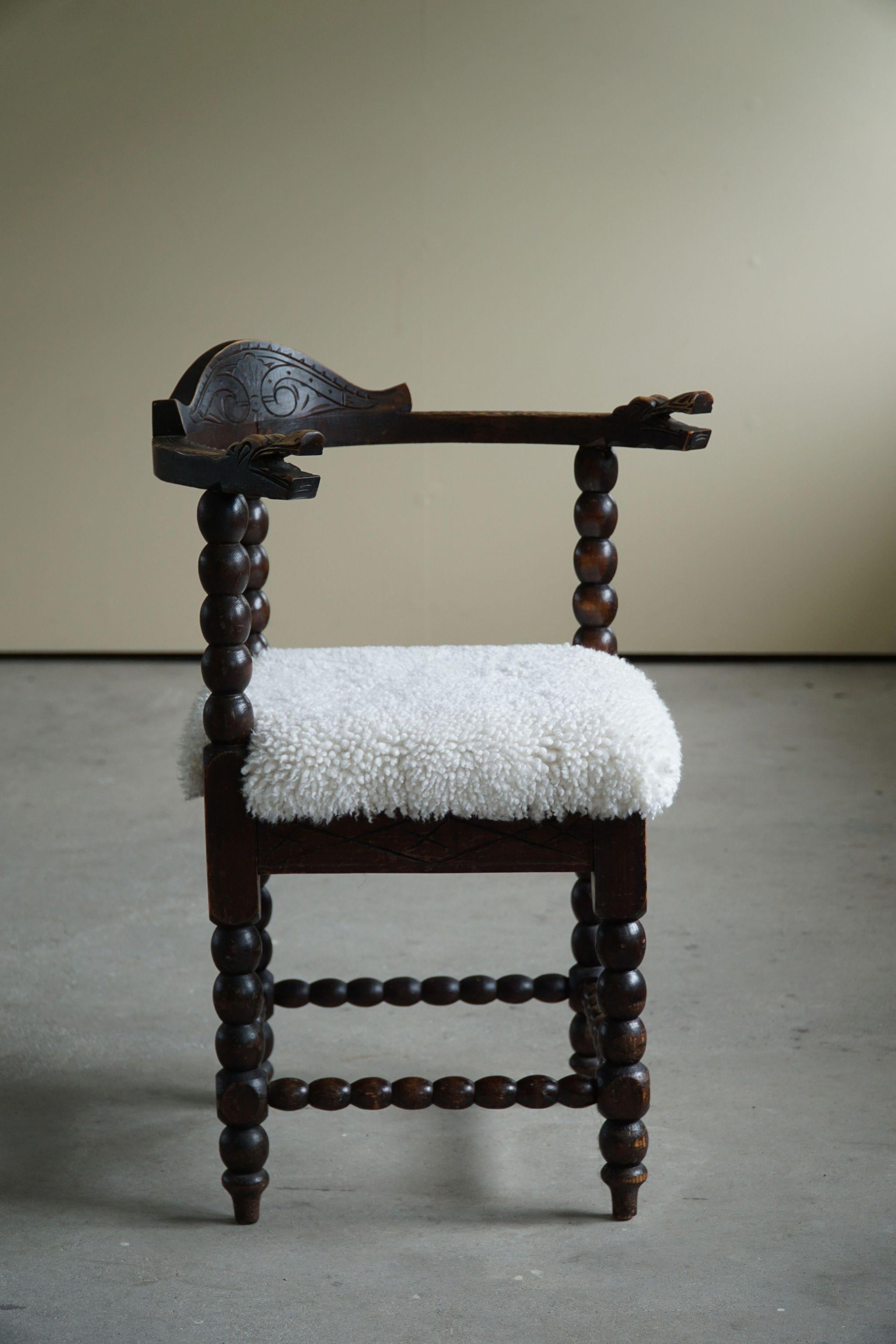 Fauteuil sculptural moderne scandinave du début du XXe siècle avec assise en laine d'agneau en vente 4