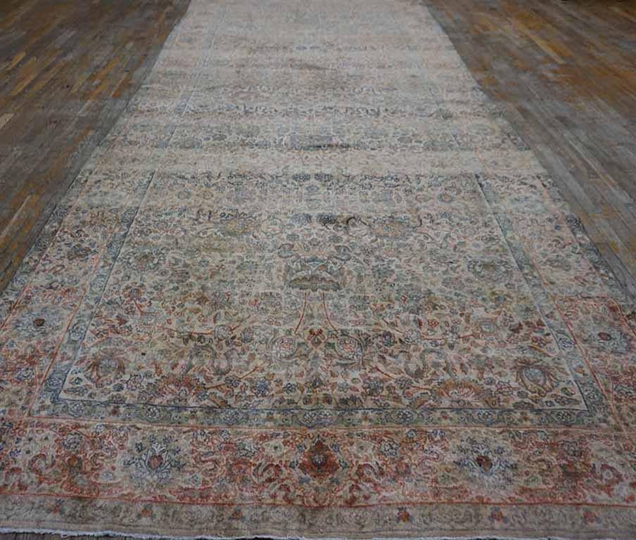 Inizio del XX secolo S.E. Tappeto persiano Kirman.
Questo pezzo è stato sottoposto a un lavaggio speciale per ammorbidire i colori.
