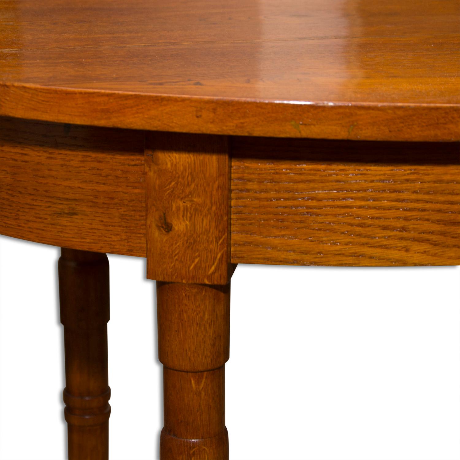 Early 20th Century Secessionist Oak Occasional Table, Austria-Hungary In Excellent Condition For Sale In Prague 8, CZ