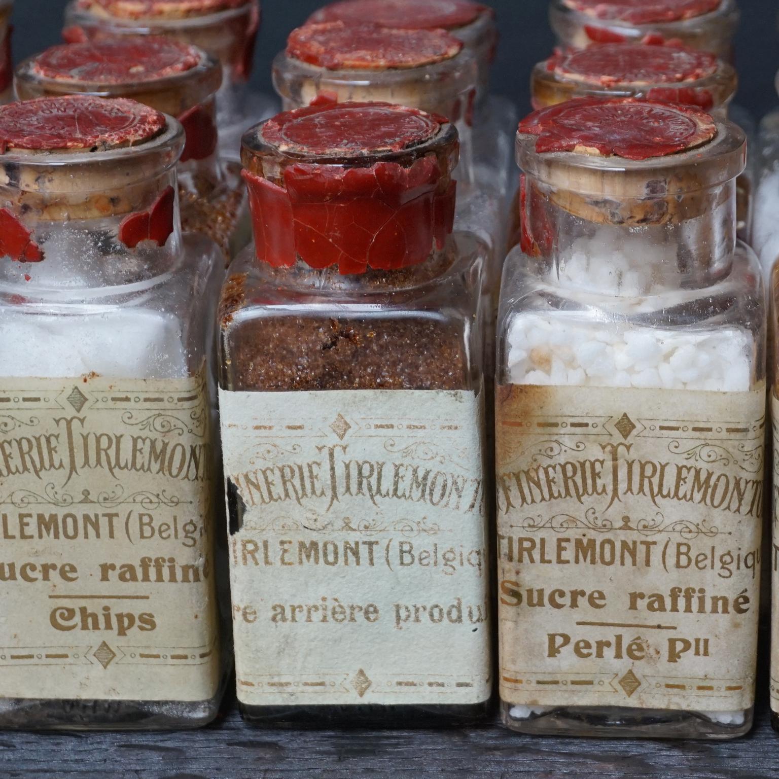 Early 20th Century Selection of Eighteen Glass Vials Sugar Samples In Good Condition In Haarlem, NL