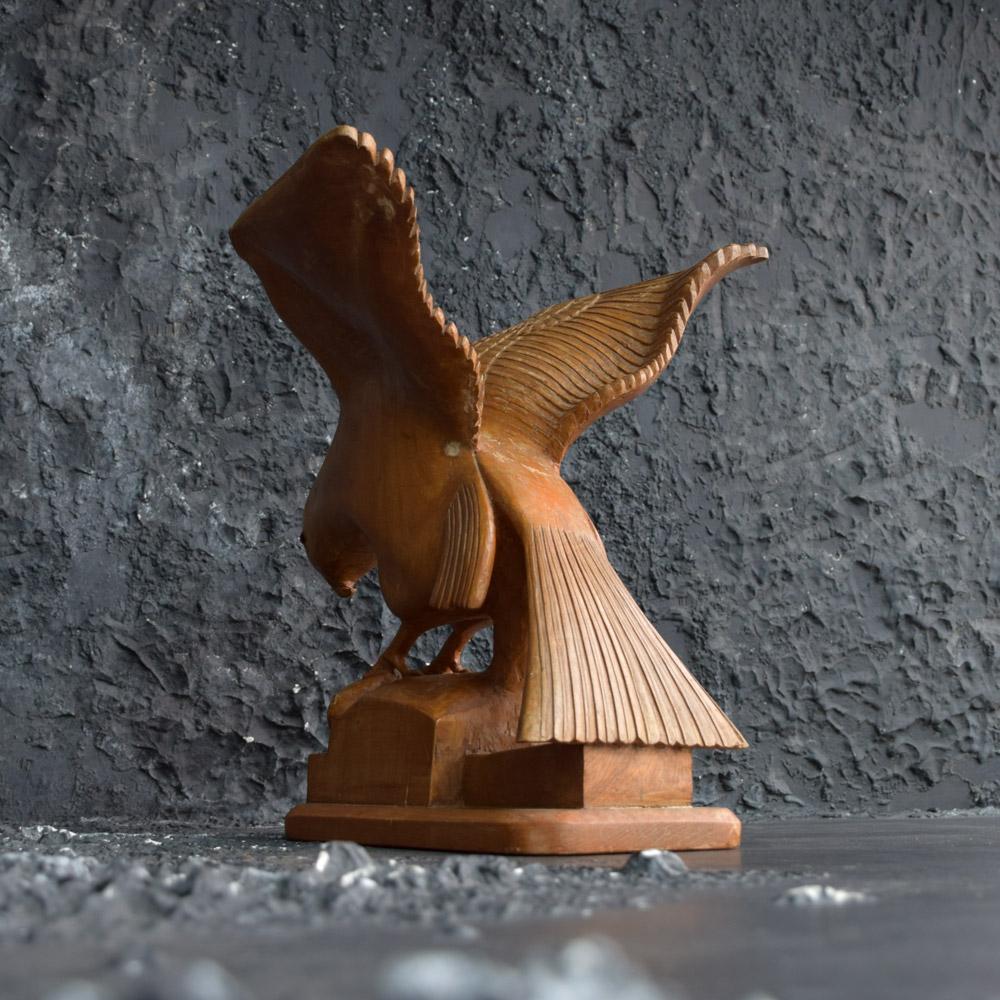 Figure d'oiseau sculptée à la main par un autodidacte au début du 20e siècle
Nous sommes fiers de vous proposer une sculpture autodidacte d'un oiseau merveilleusement sculptée à la main. Cette sculpture montre un grand savoir-faire dans le détail