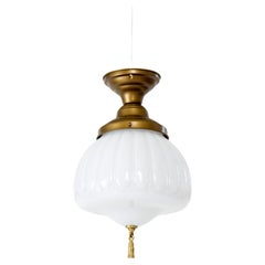 Début du 20e siècle, luminaire semi-affleurant en verre blanc avec pompon en bronze