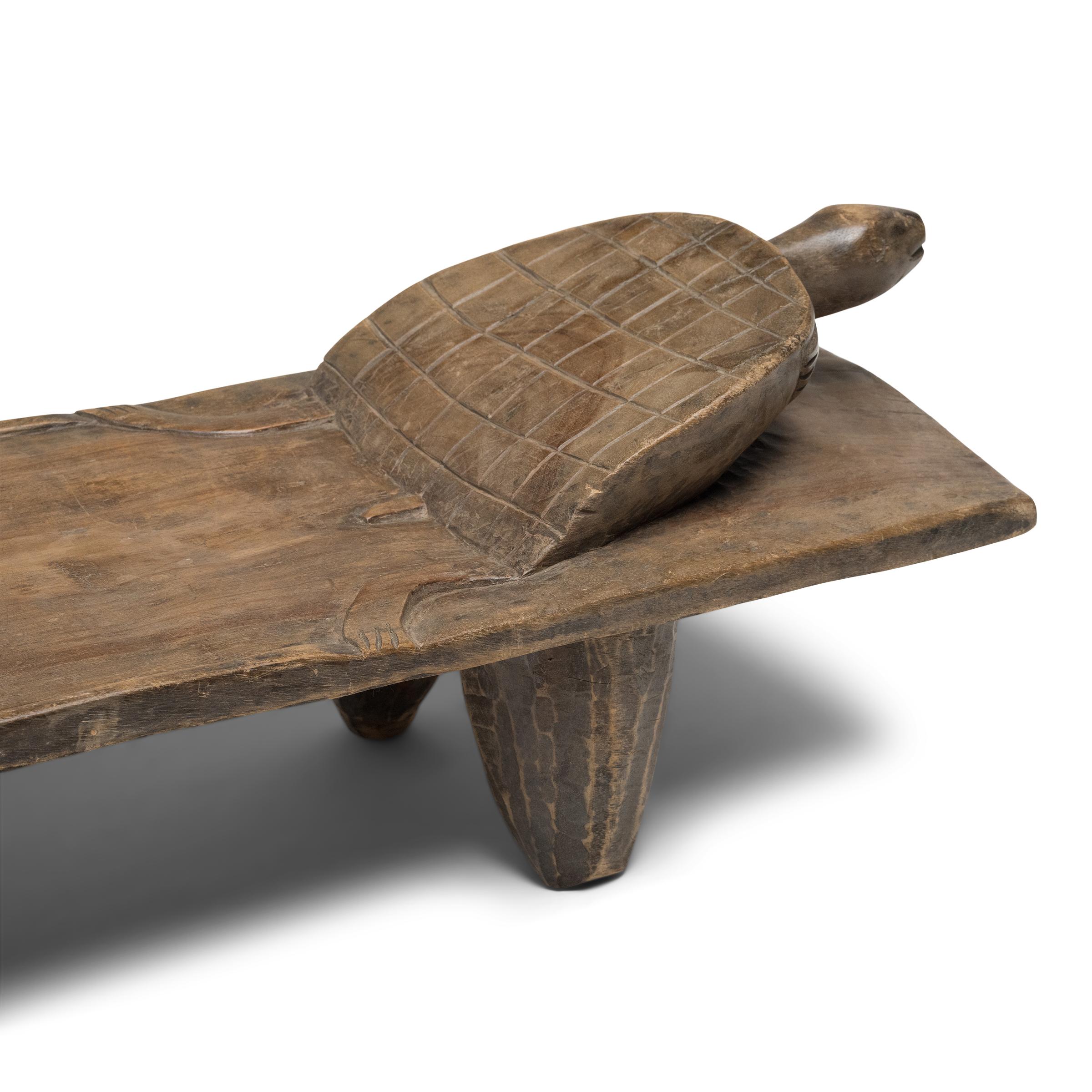 Abstraites et sculpturales, les formes en bois du peuple Senufo de Côte d'Ivoire et du Burkina Faso sont empreintes d'une personnalité unique qui révèle la main du fabricant. Ce grand lit de jour en bois ne fait pas exception, ciselé avec art à