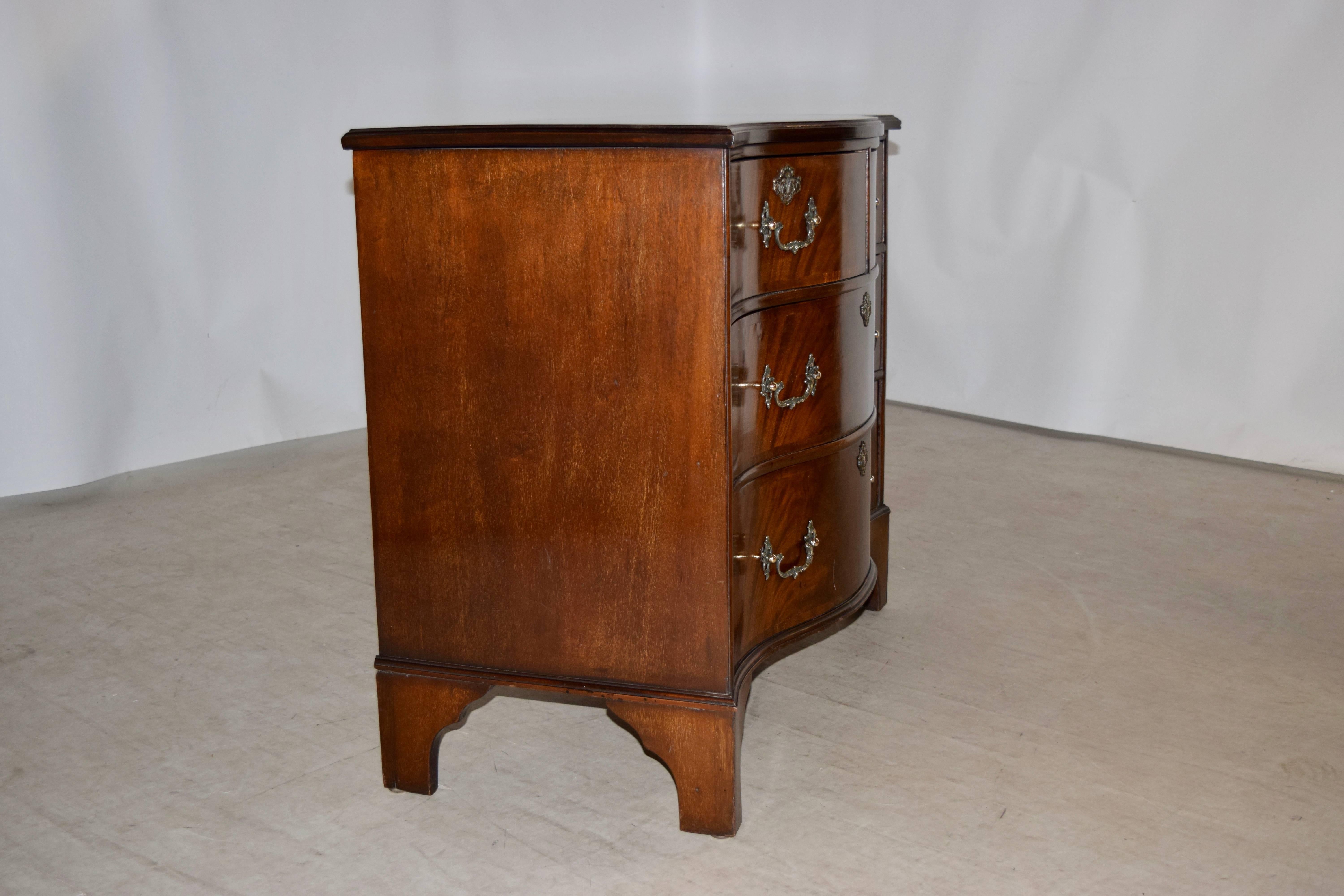 Early 20th Century Serpentine Chest of Drawers 2