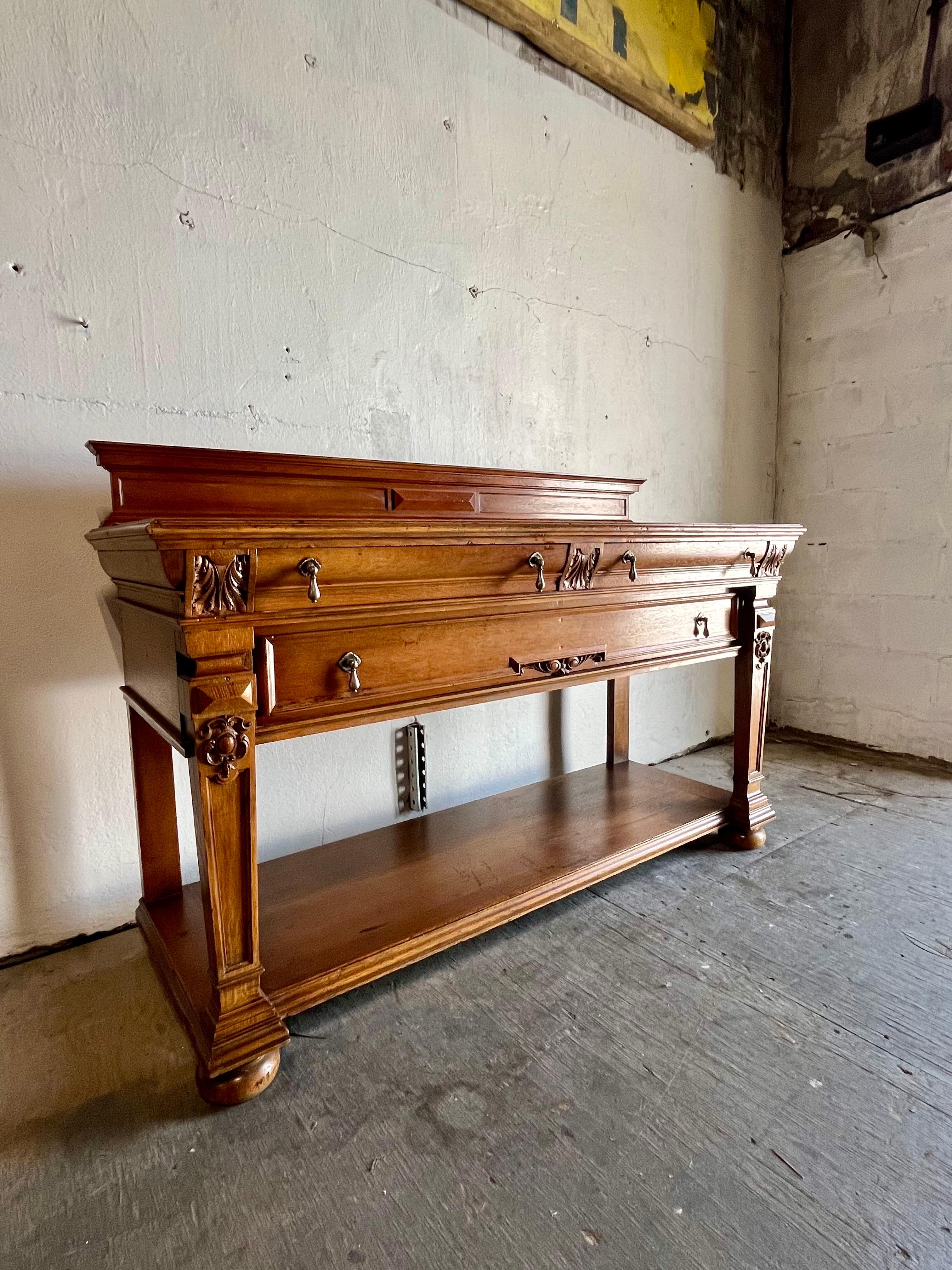 Superbe buffet Empire américain. Construction solide avec de beaux détails. Détails sculptés d'acanthes et de crêtes. Des lignes qui attirent le regard. 2 petits tiroirs surplombent un grand tiroir pour un grand espace de rangement. Des étagères en