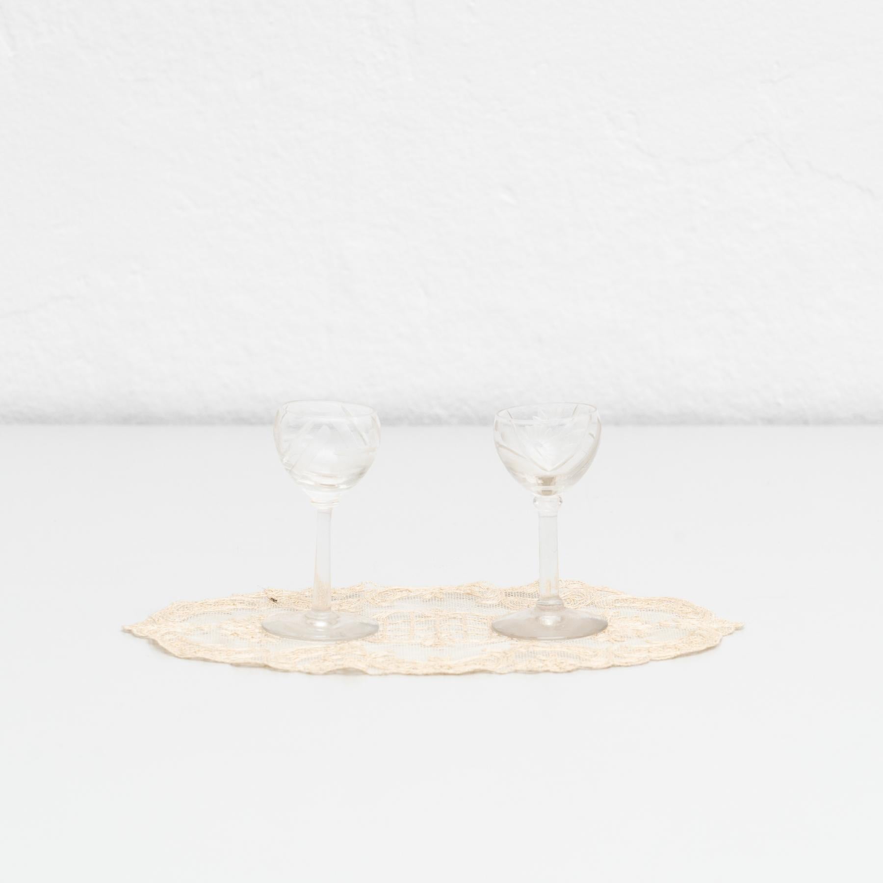 Antike Französisch Satz von 2 Glas Weinbecher auf einem Wandteppich.

Hergestellt von einem unbekannten Hersteller in Frankreich, um 1950.

Originaler Zustand mit geringen alters- und gebrauchsbedingten Abnutzungserscheinungen, der eine schöne
