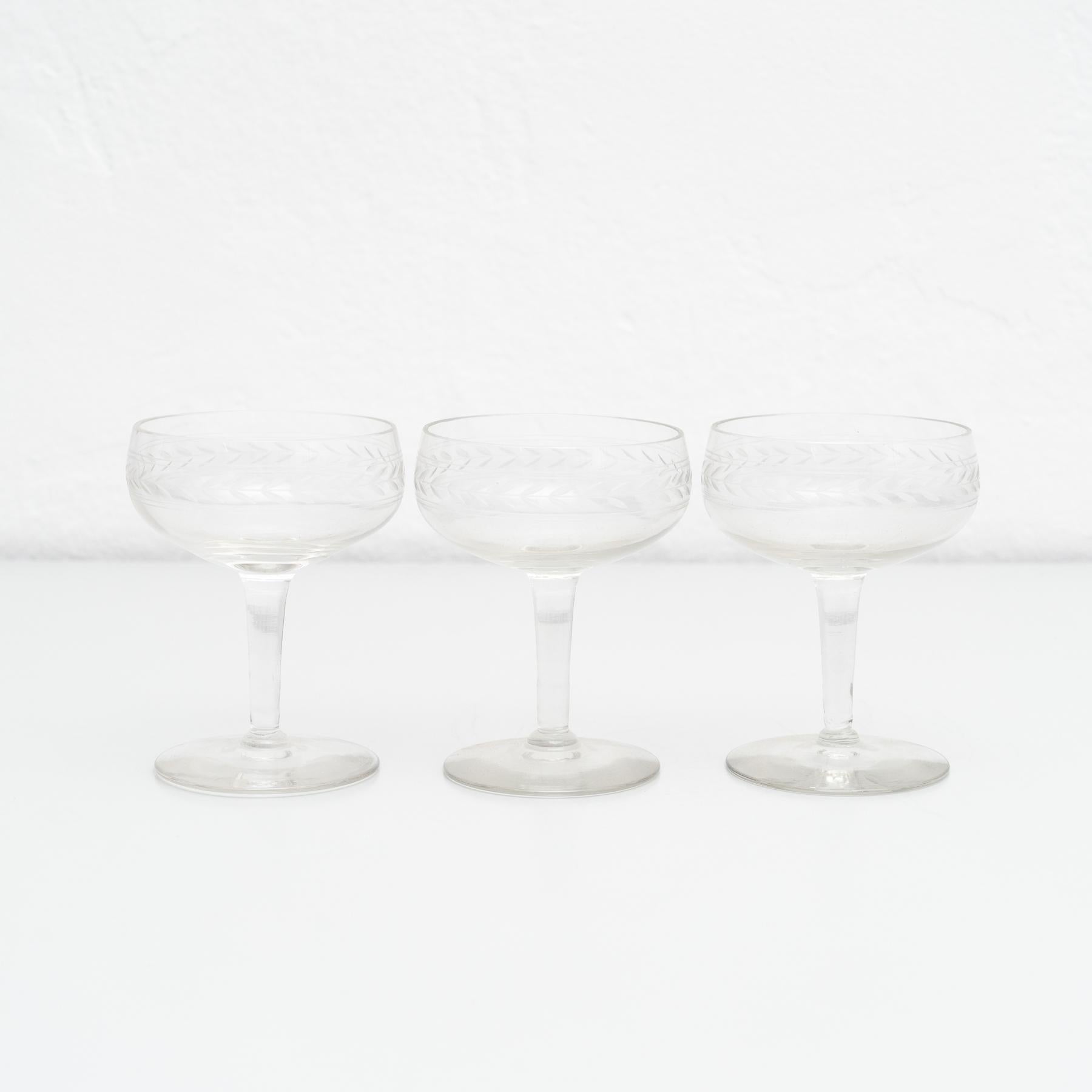 Antiker französischer Satz von 3 Glasweinbechern auf einem Messingtablett.

Hergestellt von einem unbekannten Hersteller in Frankreich, um 1950.

Originaler Zustand mit geringen alters- und gebrauchsbedingten Abnutzungserscheinungen, der eine