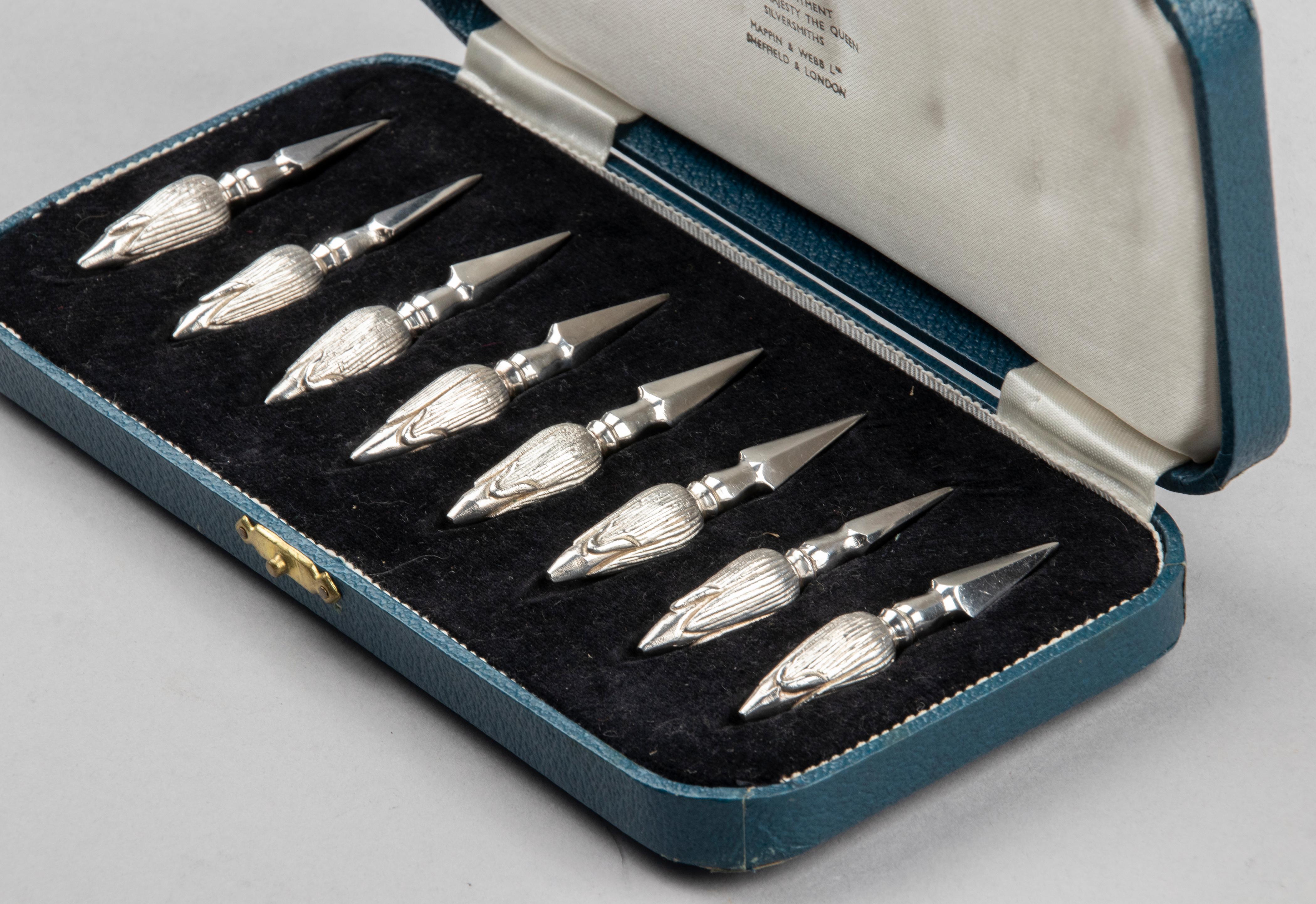 Special set of 8 silver plated corn cob holders made by the English brand Mappin & Webb. The picks are inserted into the ends of a corn cob to be able to eat the cobs in an elegant way. The picks are of a nice quality, refined and detailed.
The set