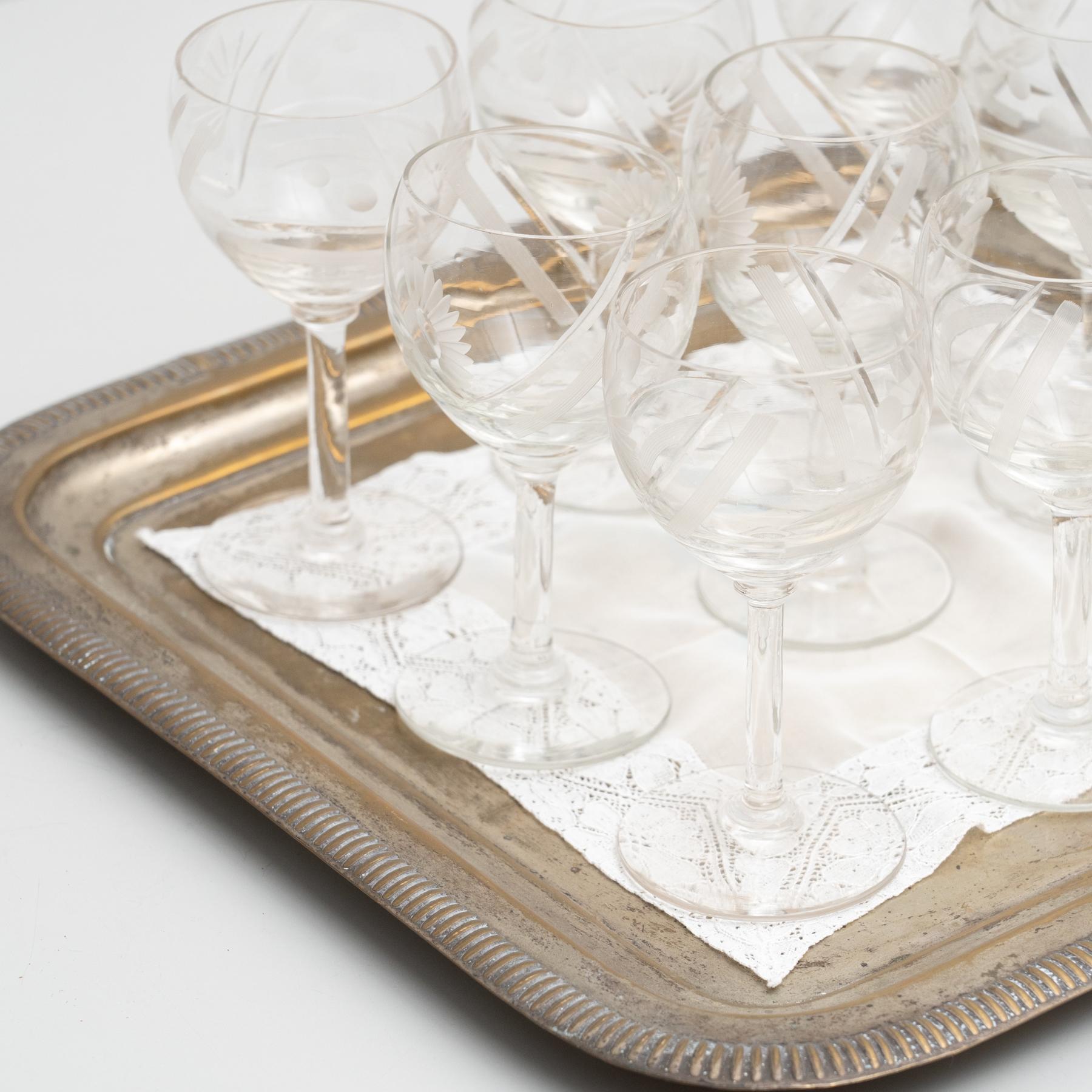 Juego de 9 copas de vino de cristal Antique French de principios del siglo XX con bandeja de latón en venta 7
