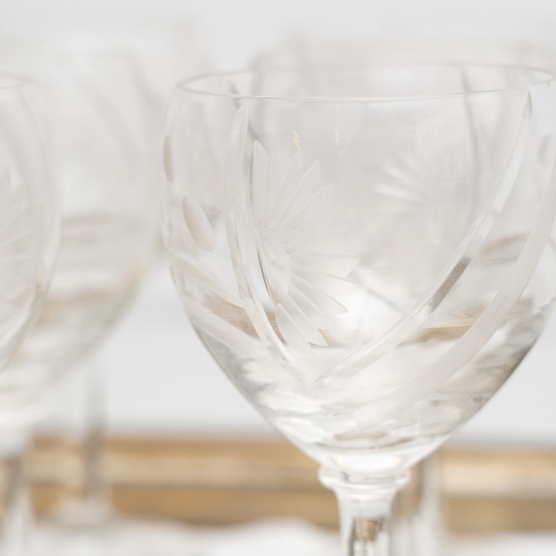 Juego de 9 copas de vino de cristal Antique French de principios del siglo XX con bandeja de latón en venta 9