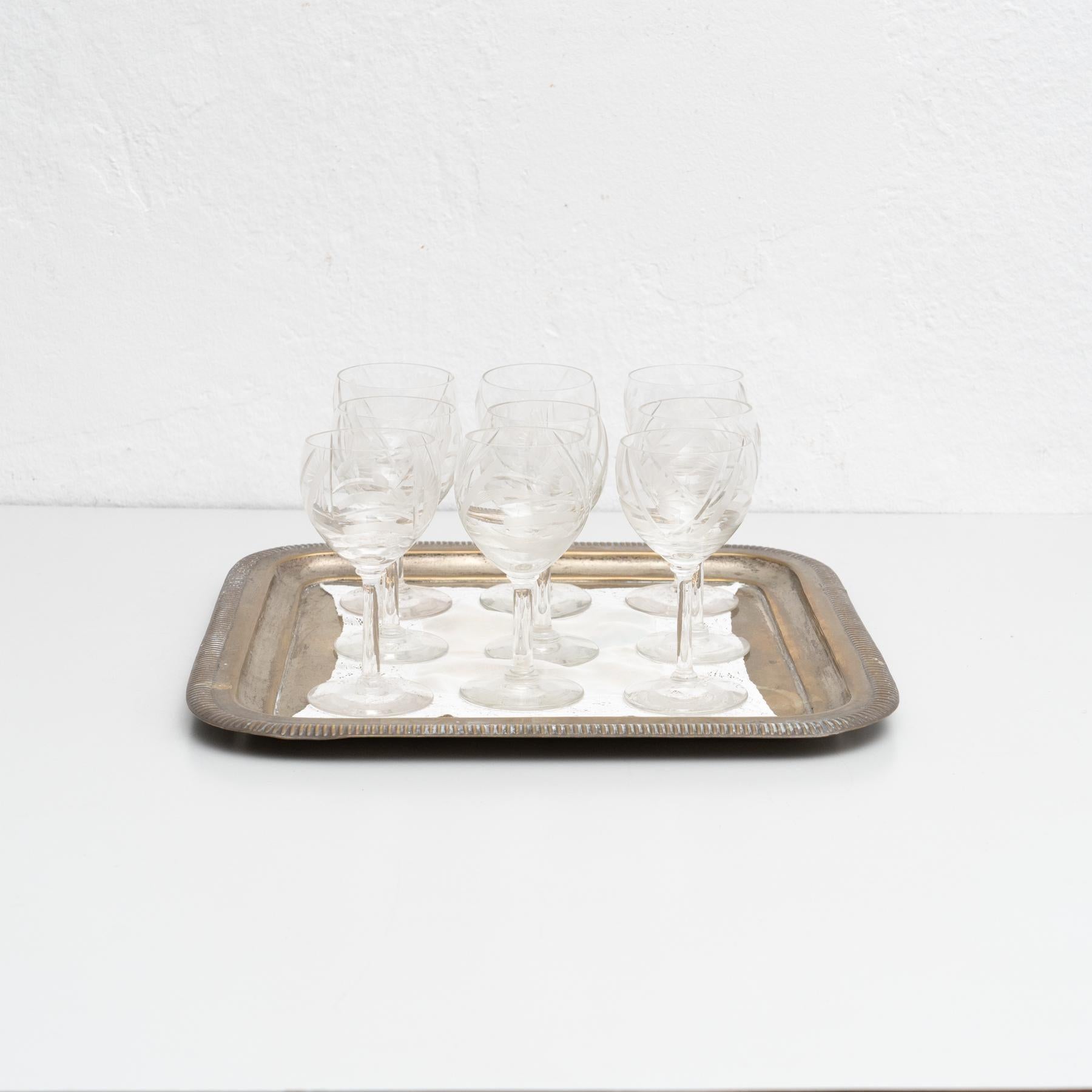Juego de 9 copas de vino de cristal Antique French de principios del siglo XX con bandeja de latón Moderno de mediados de siglo en venta