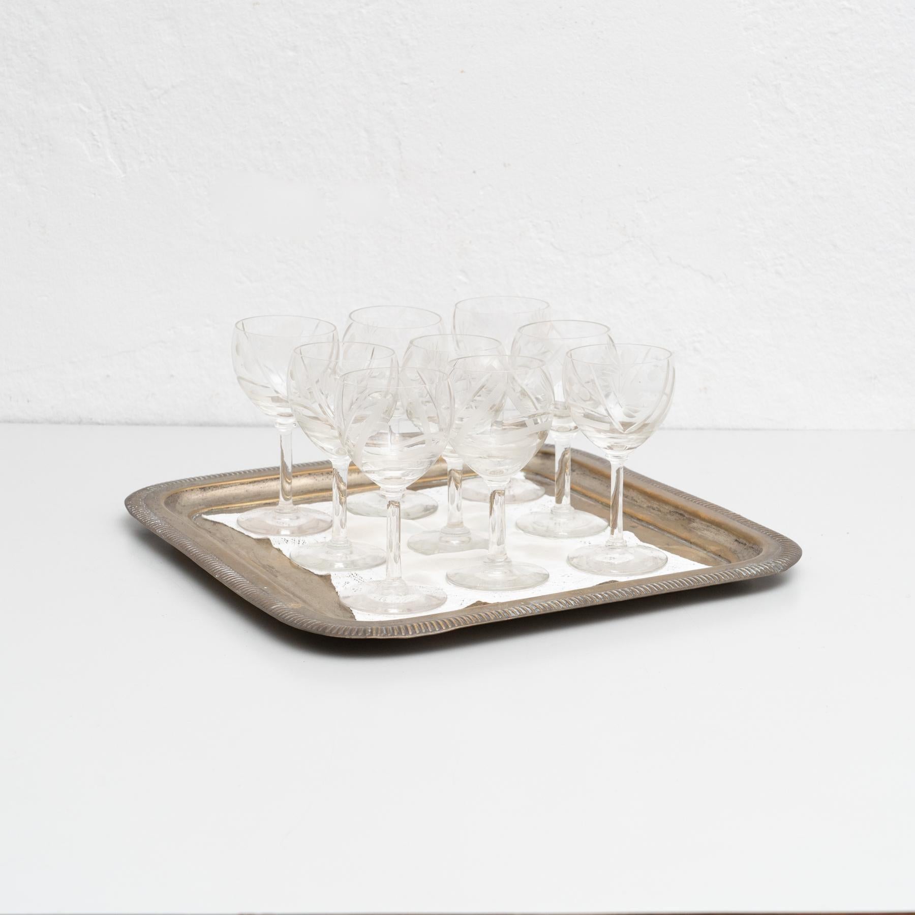 Juego de 9 copas de vino de cristal Antique French de principios del siglo XX con bandeja de latón Francés en venta