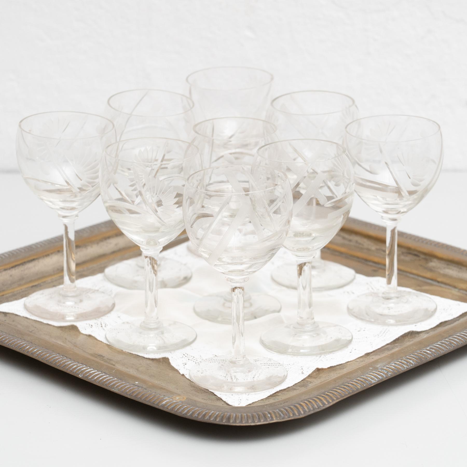 Juego de 9 copas de vino de cristal Antique French de principios del siglo XX con bandeja de latón mediados del siglo XX en venta