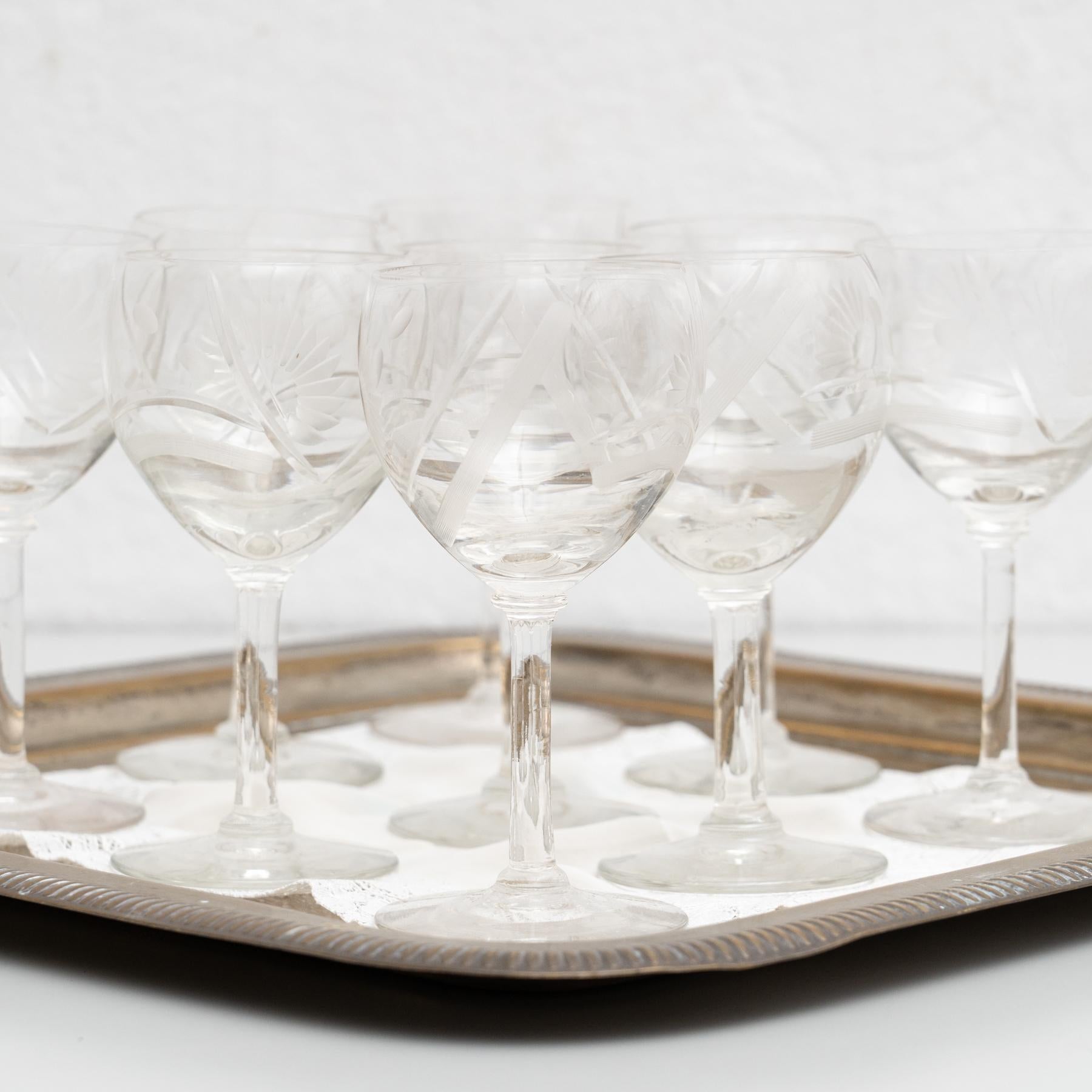 Juego de 9 copas de vino de cristal Antique French de principios del siglo XX con bandeja de latón Vidrio en venta