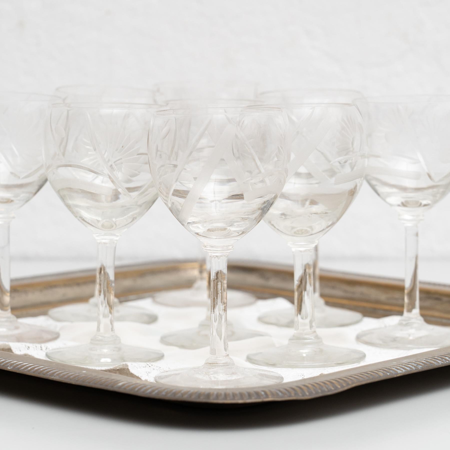 Set von 9 antiken französischen Glas-Weinbechern aus dem frühen 20. Jahrhundert mit Messingtablett im Angebot 1