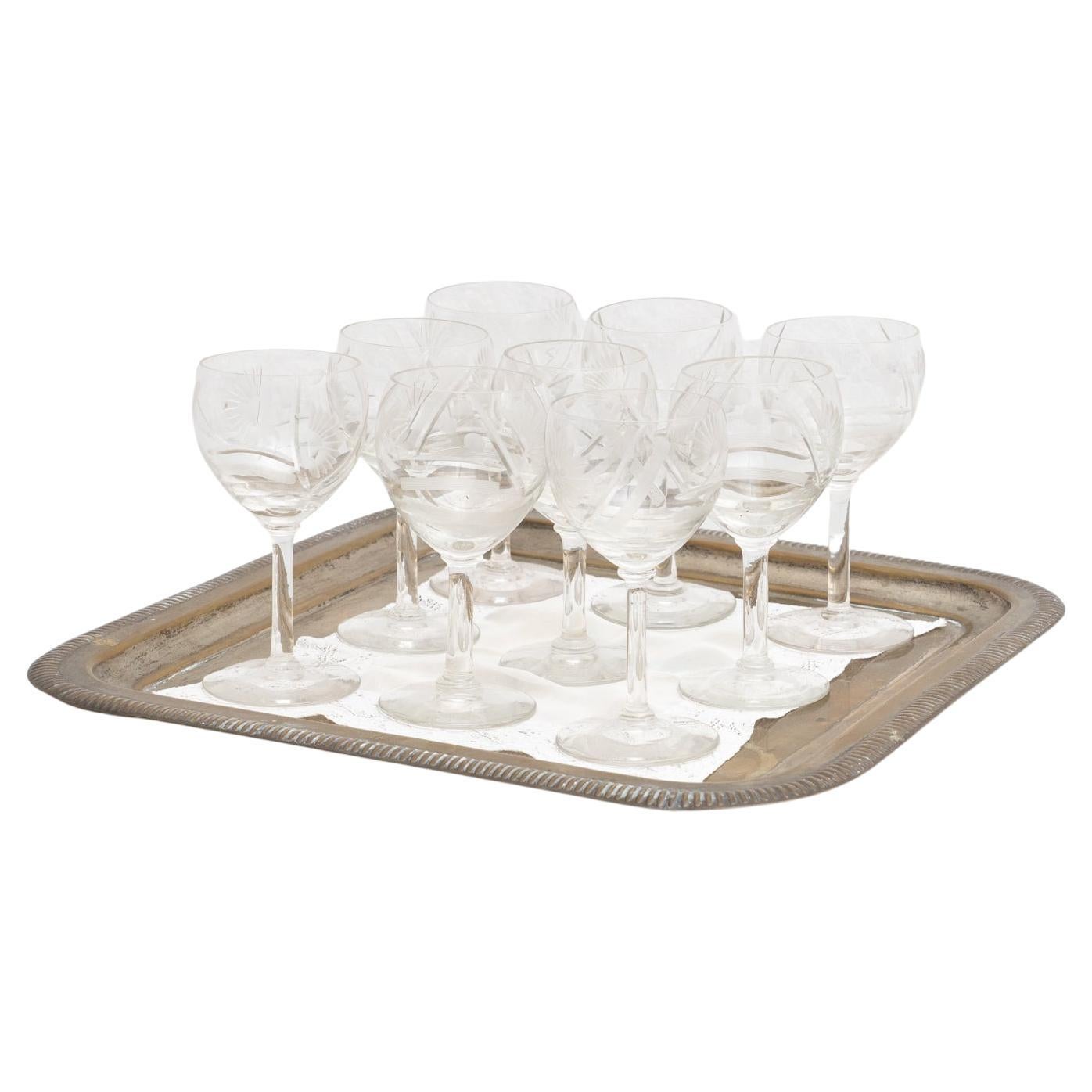 Set von 9 antiken französischen Glas-Weinbechern aus dem frühen 20. Jahrhundert mit Messingtablett