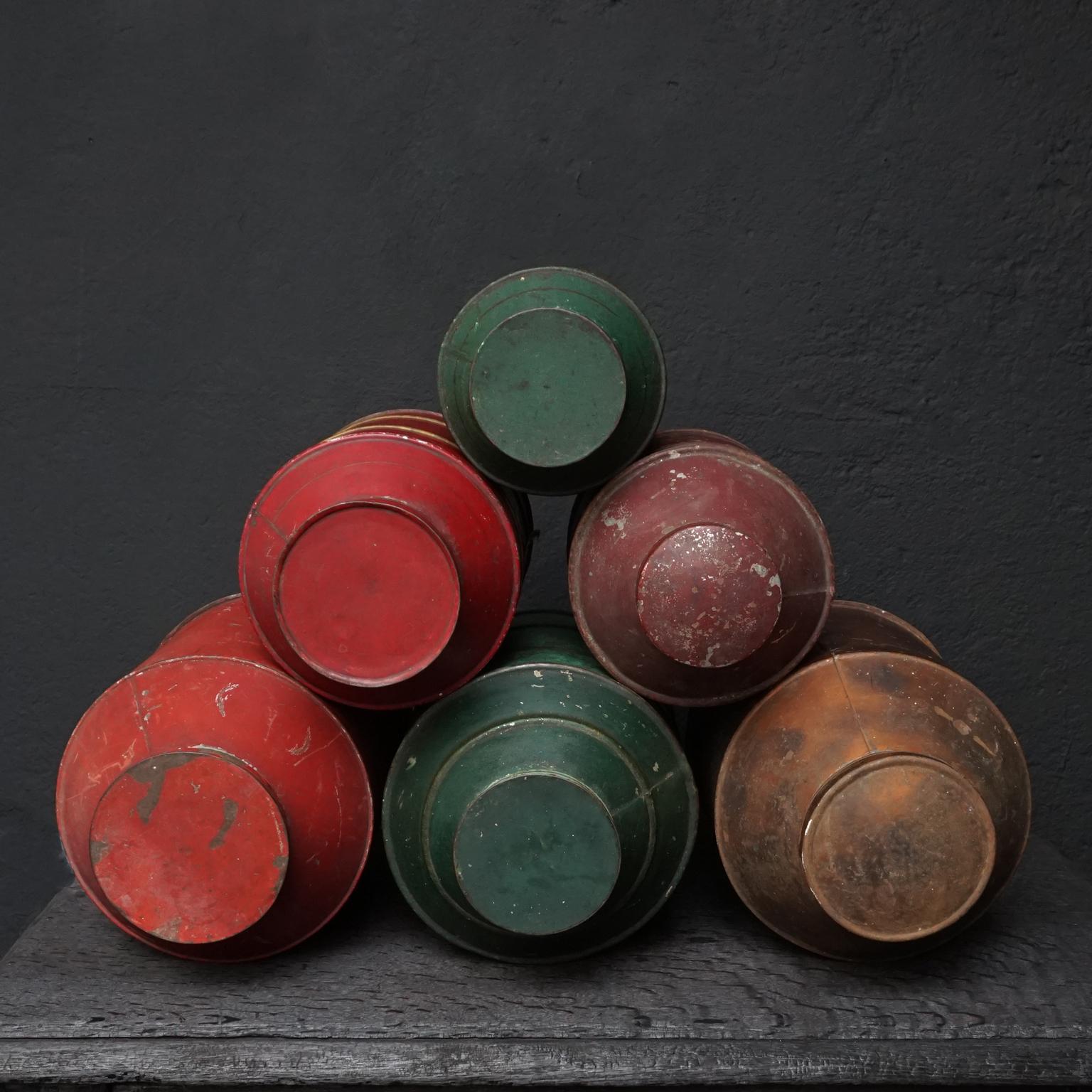Early 20th Century Set of Eight Dutch Tea Tins In Good Condition In Haarlem, NL