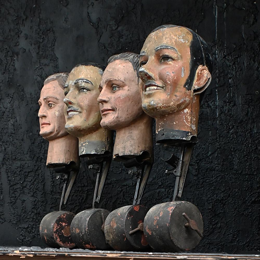 Début du 20ème siècle Ensemble de quatre figurines de forains du début du 20e siècle. en vente