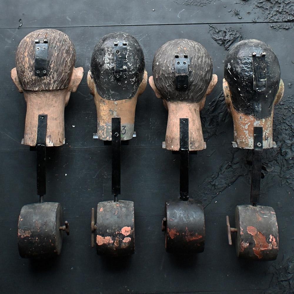 Ensemble de quatre figurines de forains du début du 20e siècle. en vente 1