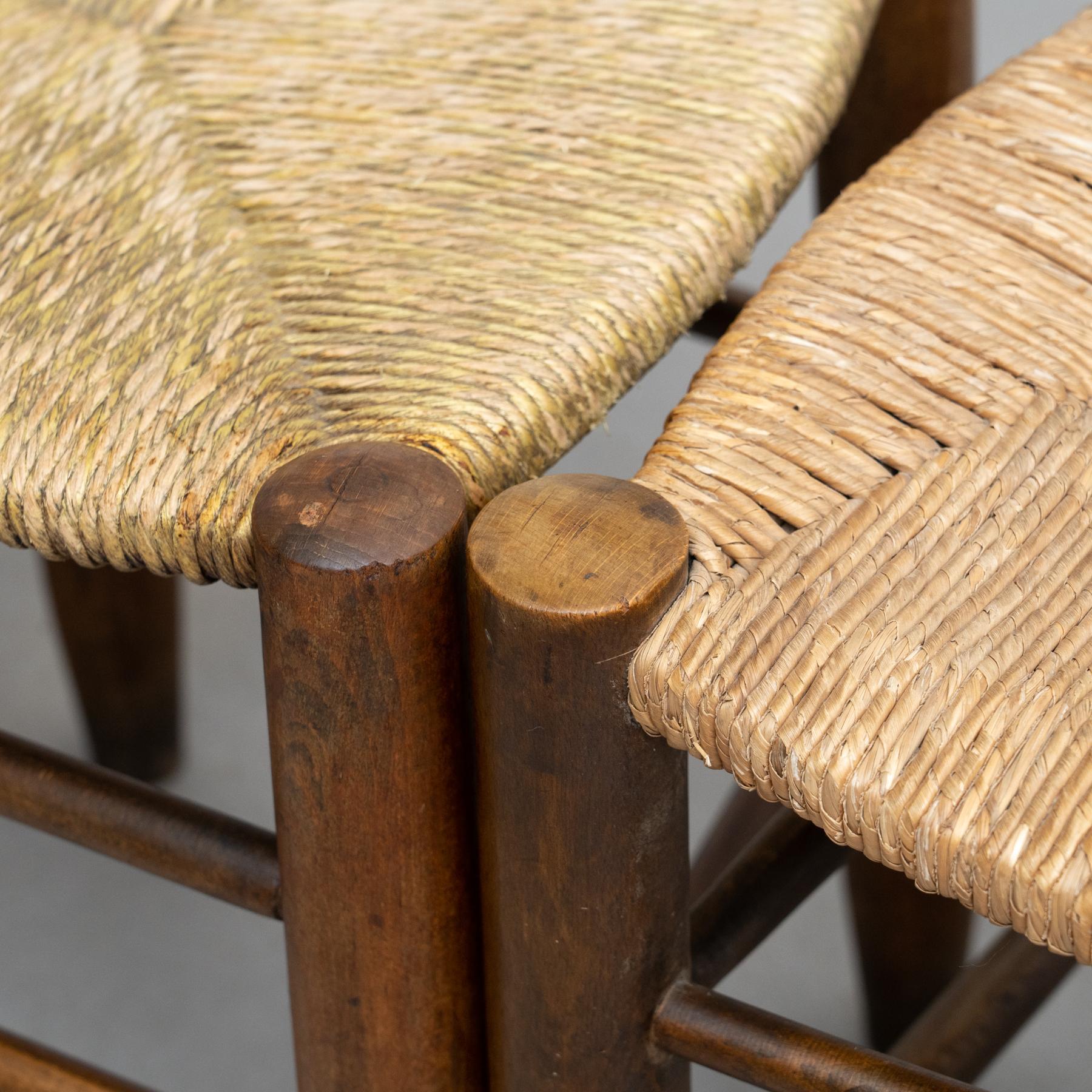 Juego de dos sillas de principios del siglo XX. Sillas de madera con asiento de ratán tradicional.    En buen estado original, con pequeños desgastes propios de la edad y el uso, conservando una hermosa pátina.    Materiales:  Madera  Ratán   