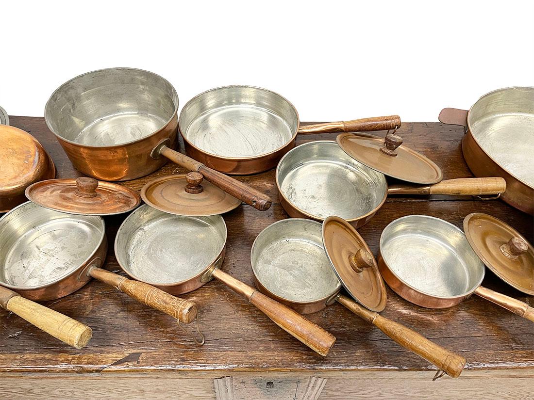 Early 20th Century Set of French Copper Lidded Pots, circa 1930 For Sale 1