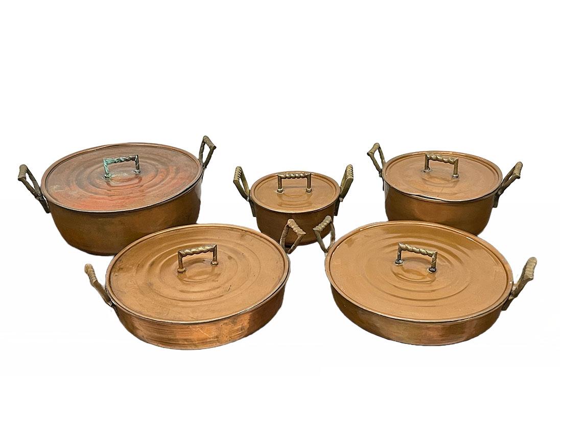 Ensemble de pots à couvercle en cuivre français du début du 20e siècle

5 pots en cuivre à couvercle, français, début du 20e siècle, avec poignées en cuivre et bouton à motif torsadé. Intérieur doublé d'étain. Le cuivre des casseroles n'a pas été